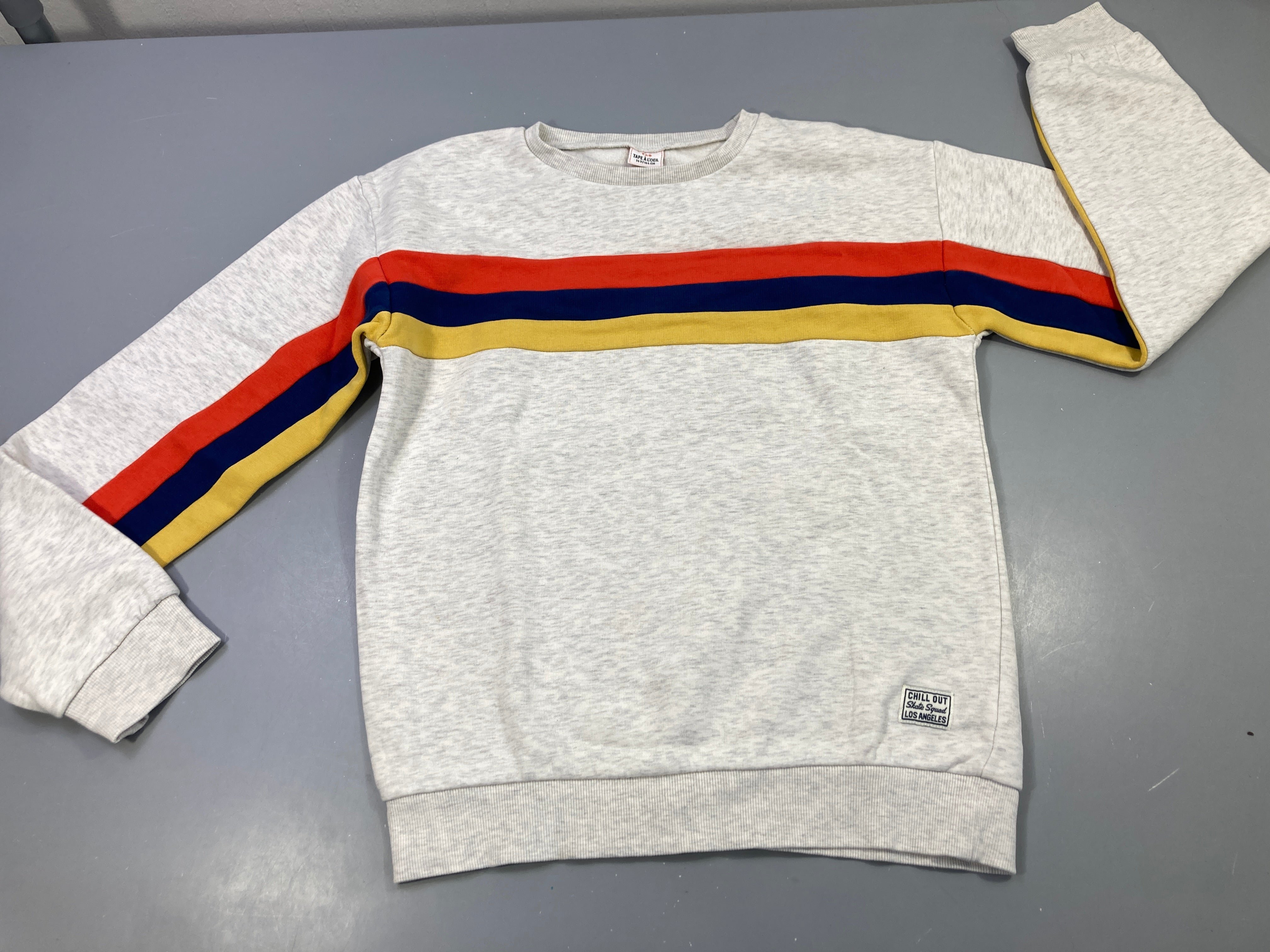 Sweat gris clair flammé bandes rouge, bleu marine, jaune