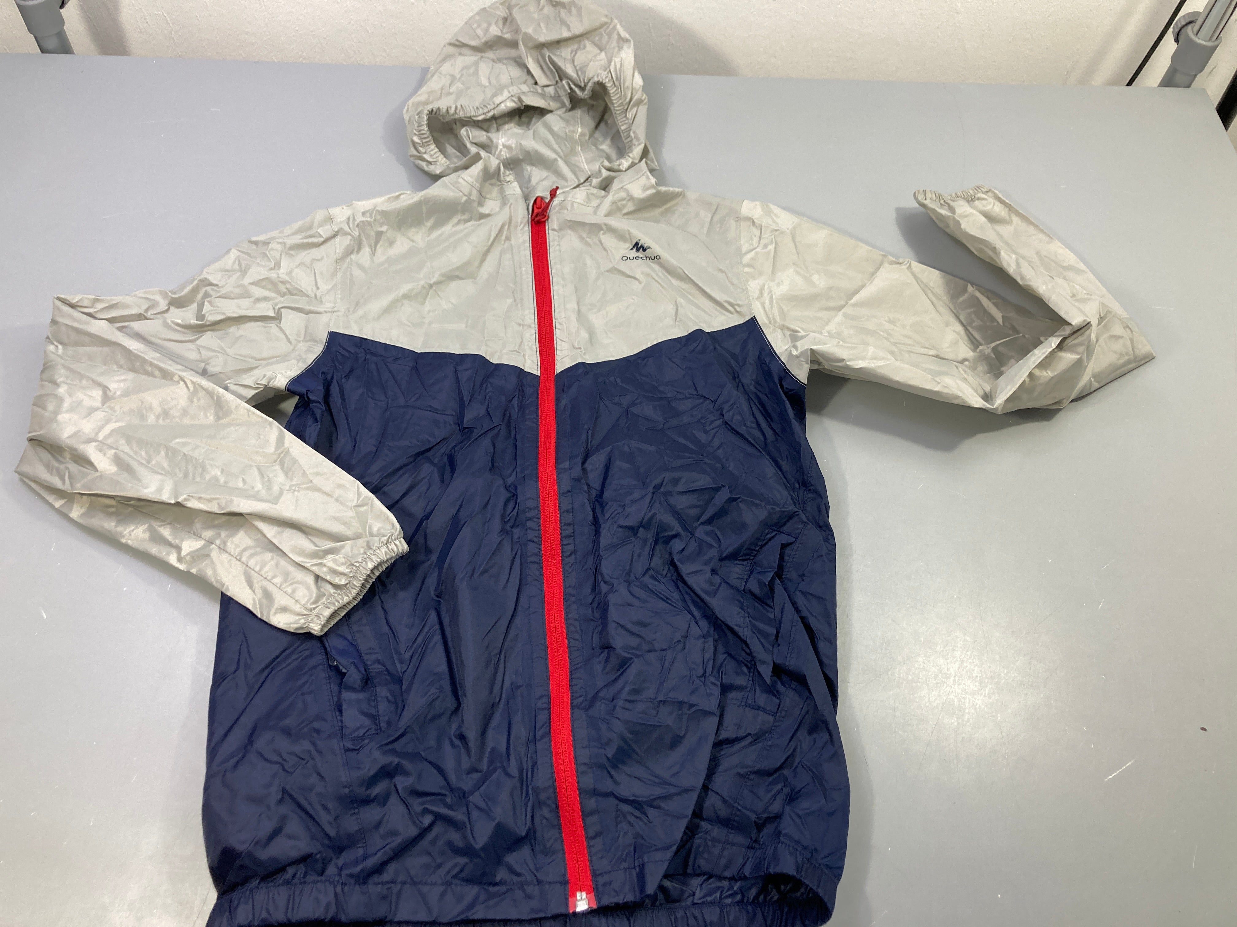 K-way gris clair, bleu marine, rouge. Pas de taille indiquée, estimée 12a