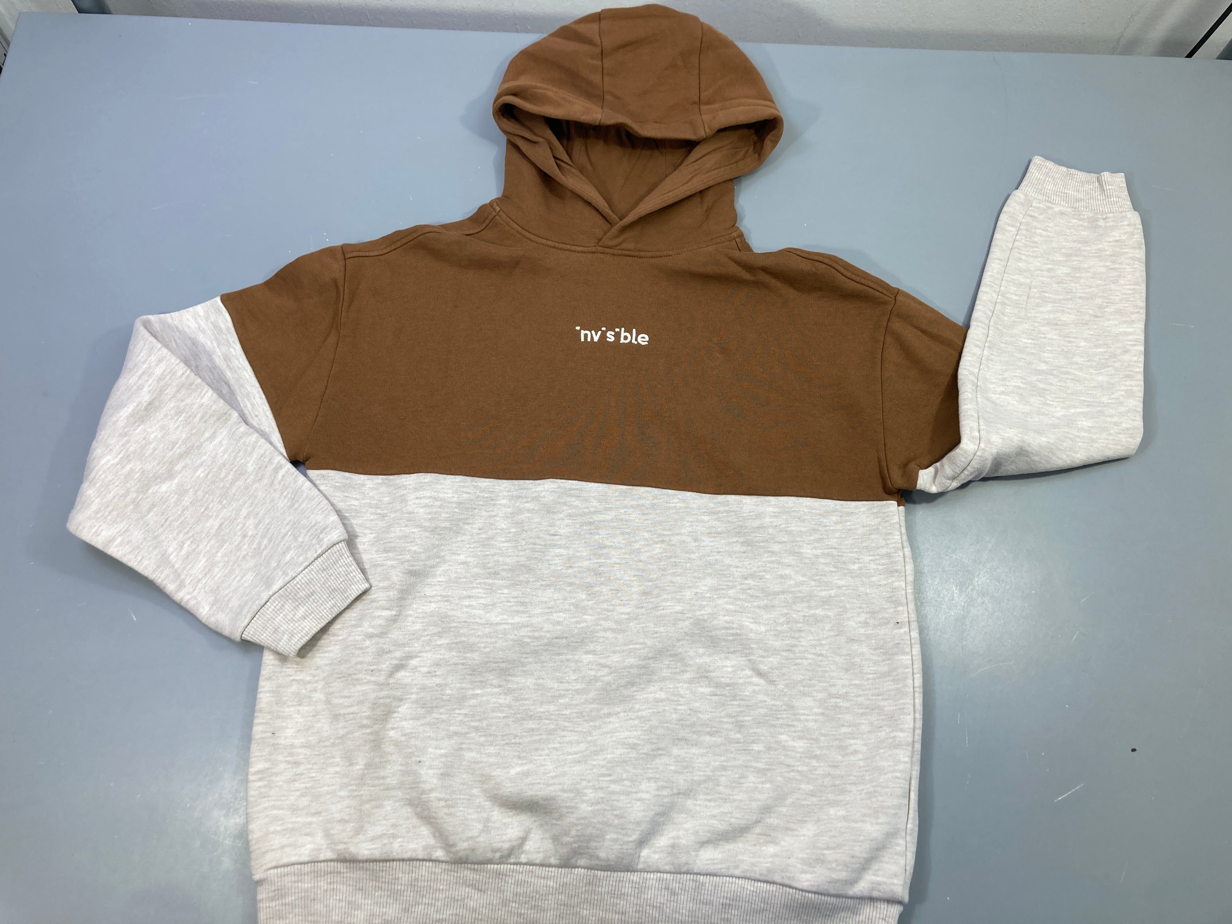 Sweat à capuche brun, gris clair chiné , intérieur doux et chaud ,légèrement bouloché