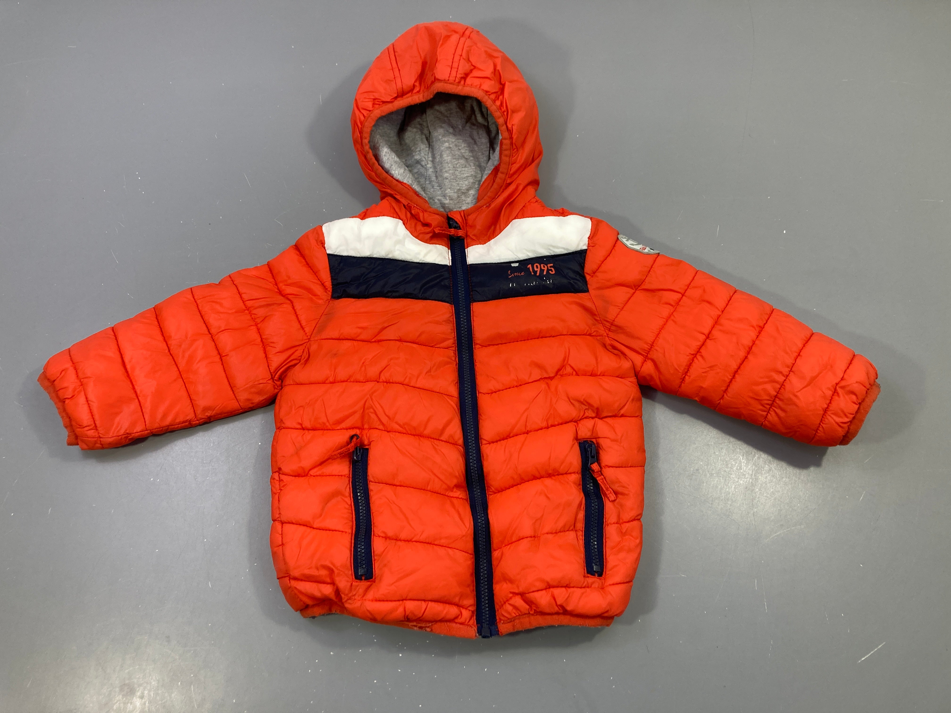 Doudoune orange, bandes bleu marine/blanc capuche