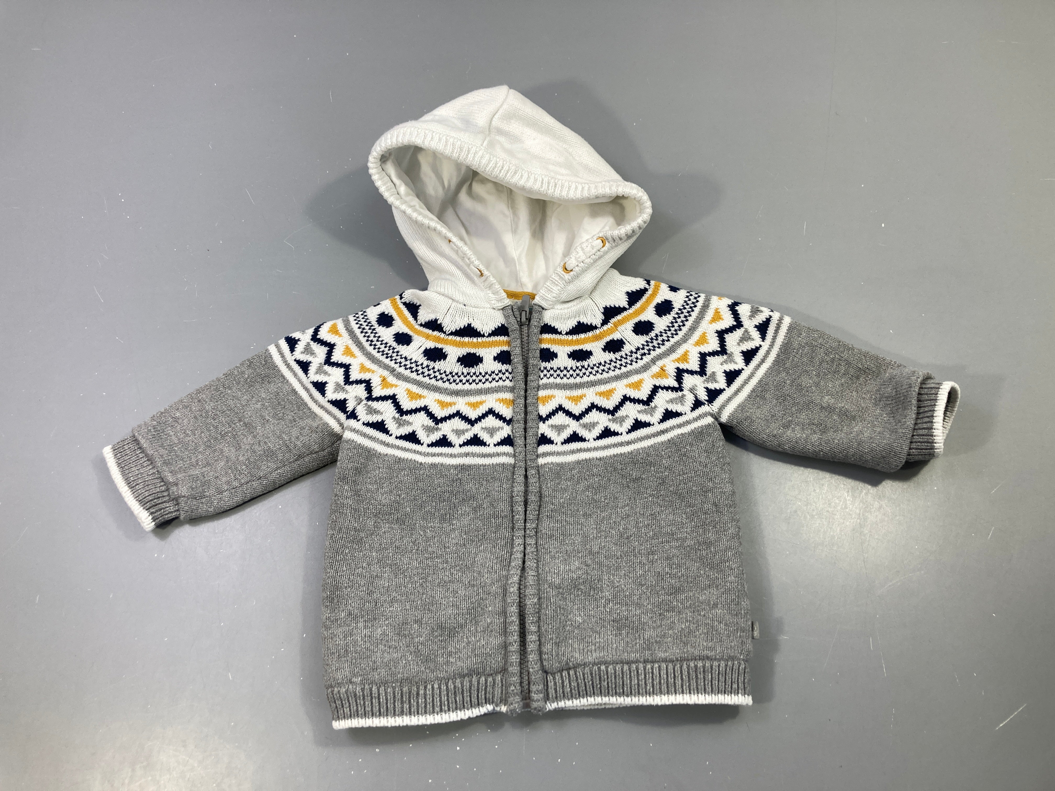 Gilet zippé gris à capuche doublé peluche, motif jacquard