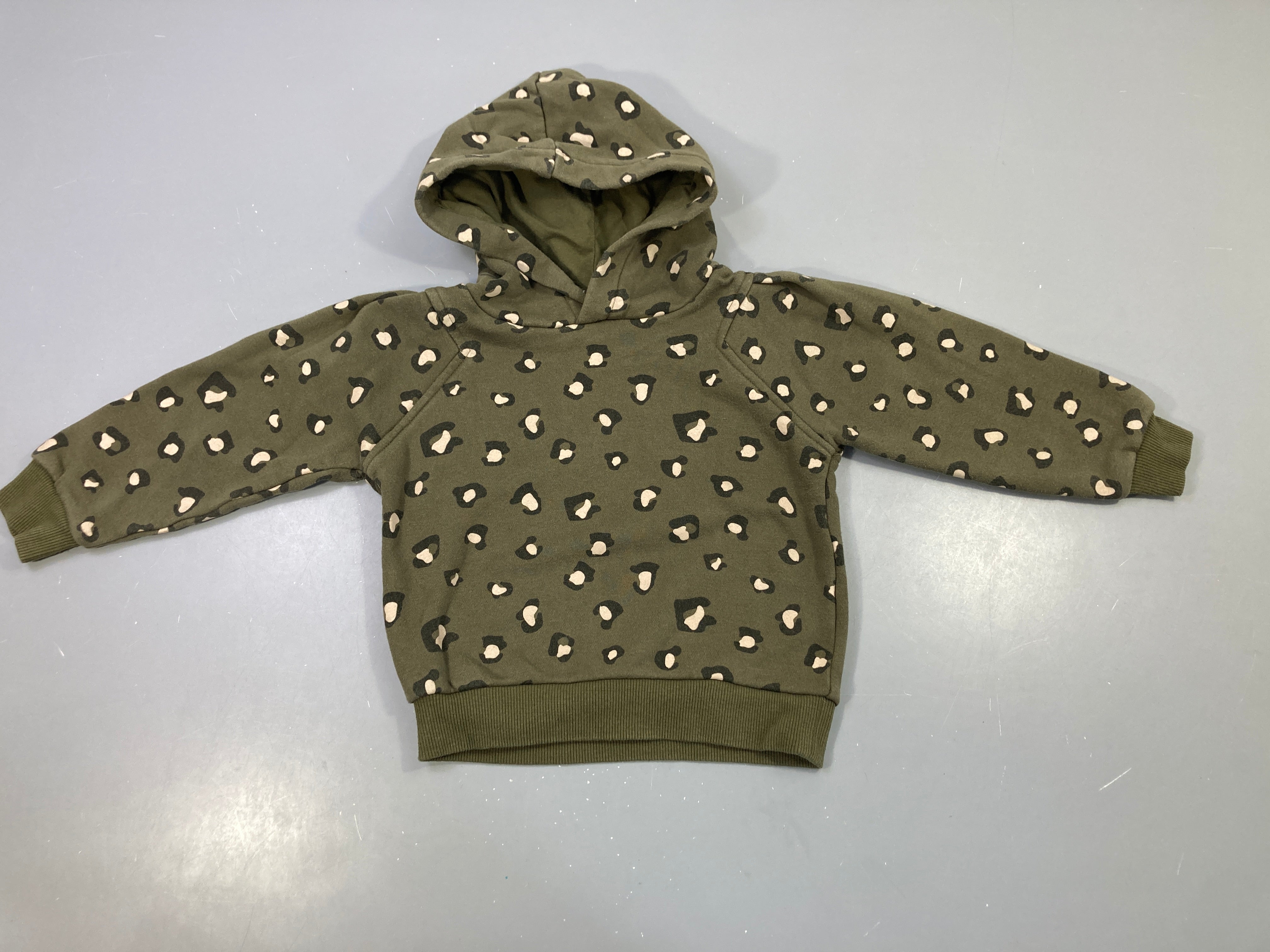 Sweat zippé capuche kaki imprimé léopard, légèrement bouloché
