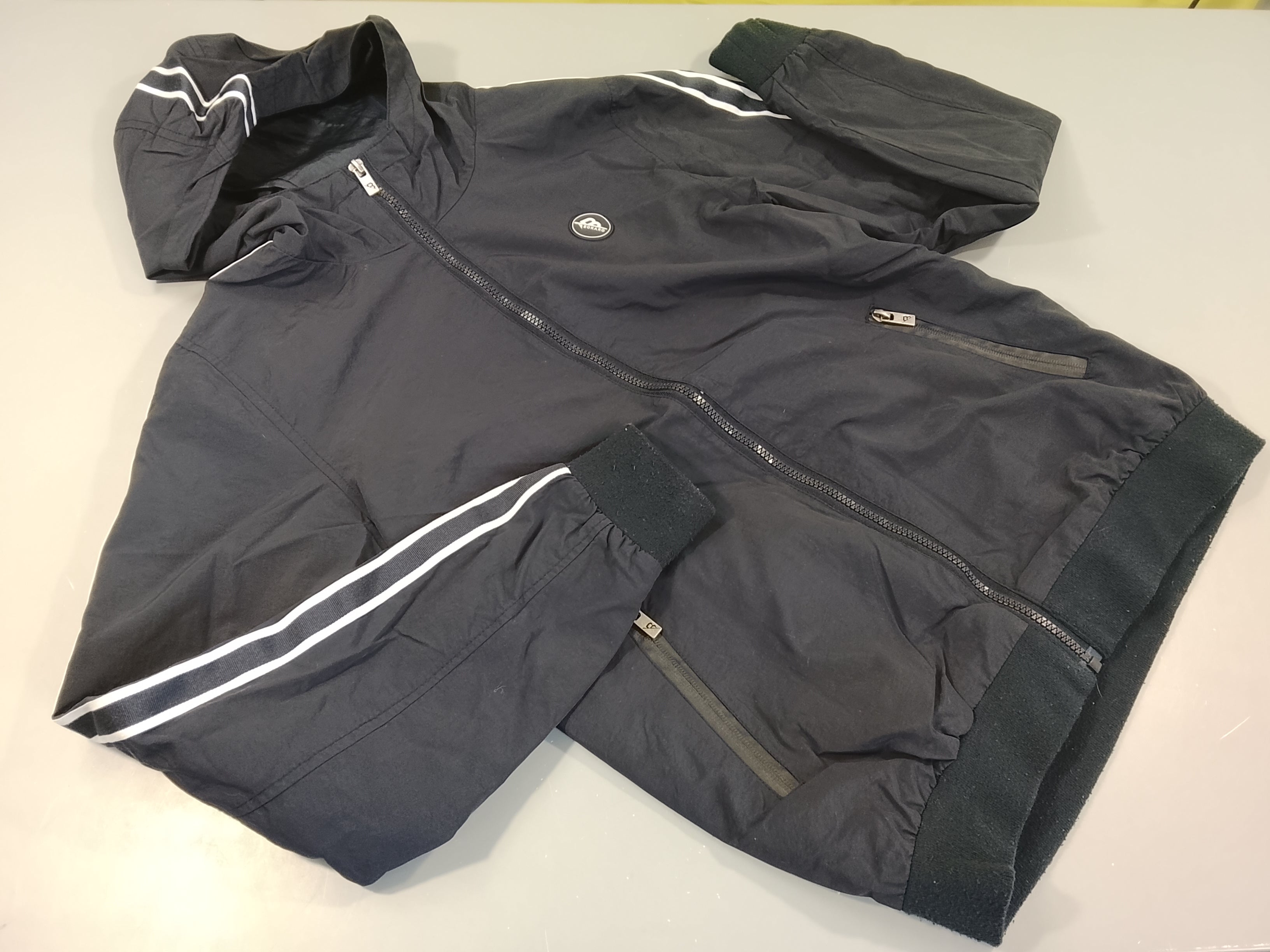 Veste Bekaro  zippée à capuche bleu marine,bandes blanches sur la capuche et les manches