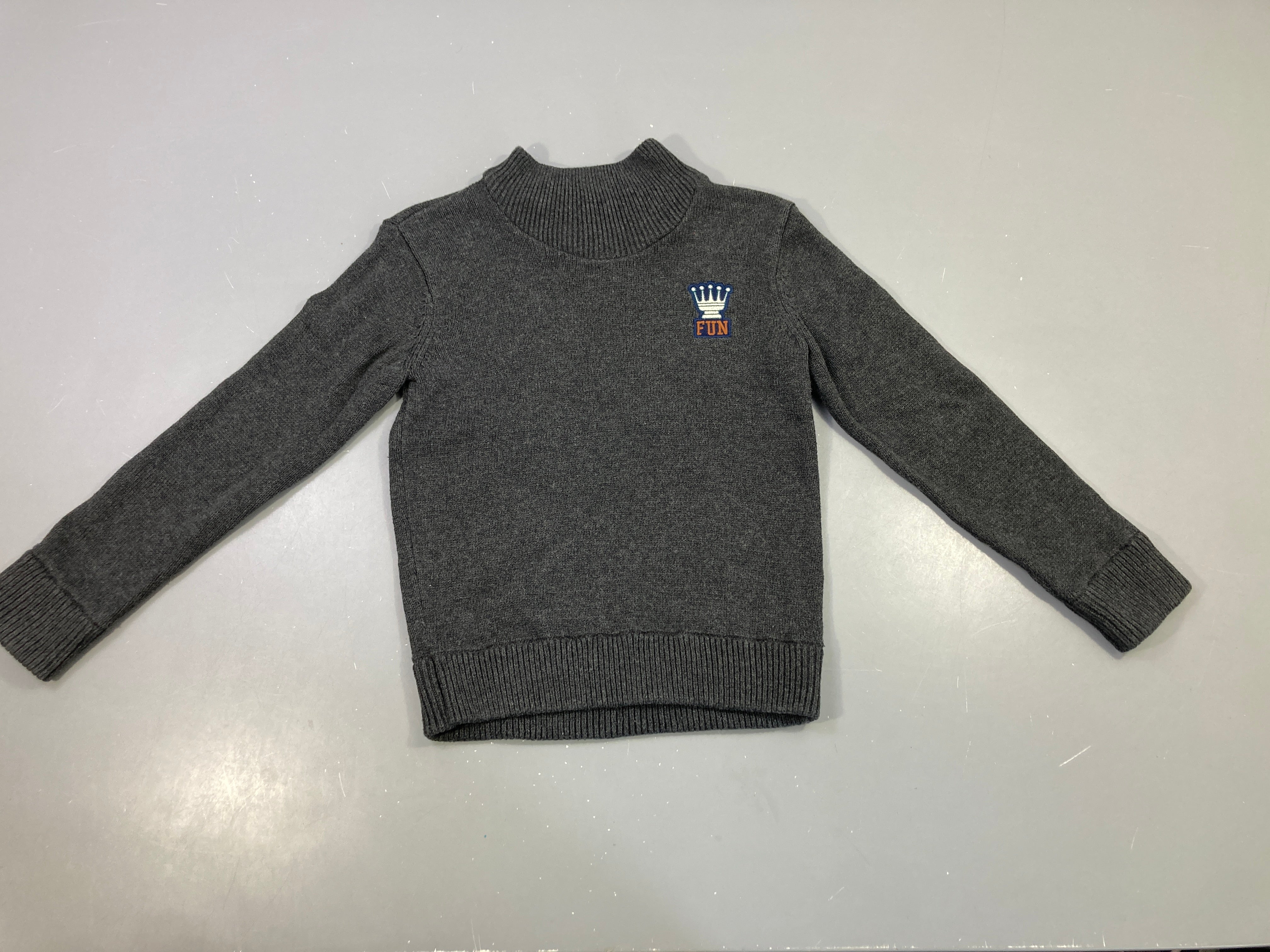 Pull gris col montant, écusson 