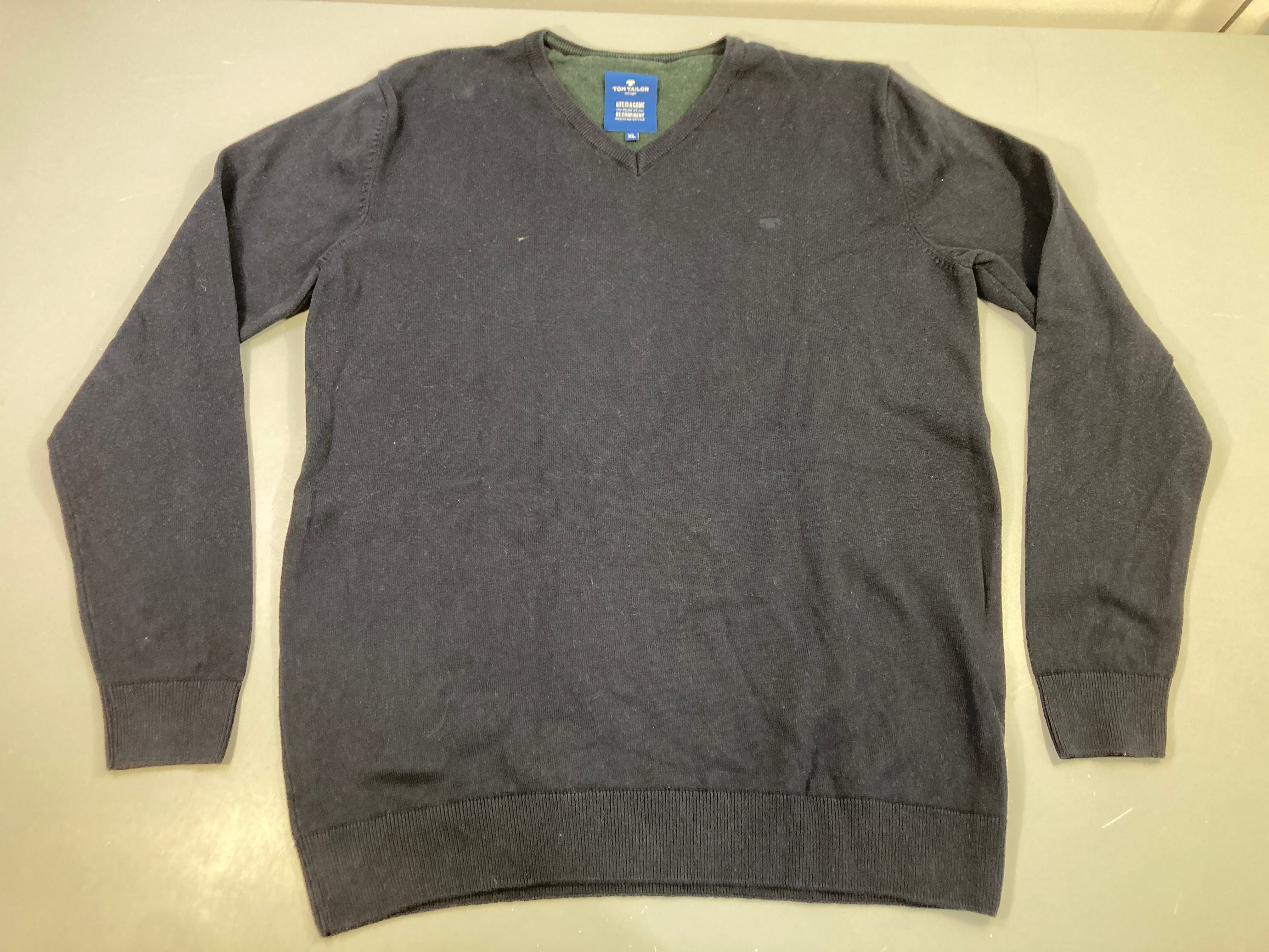 Pull col V bleu marine 