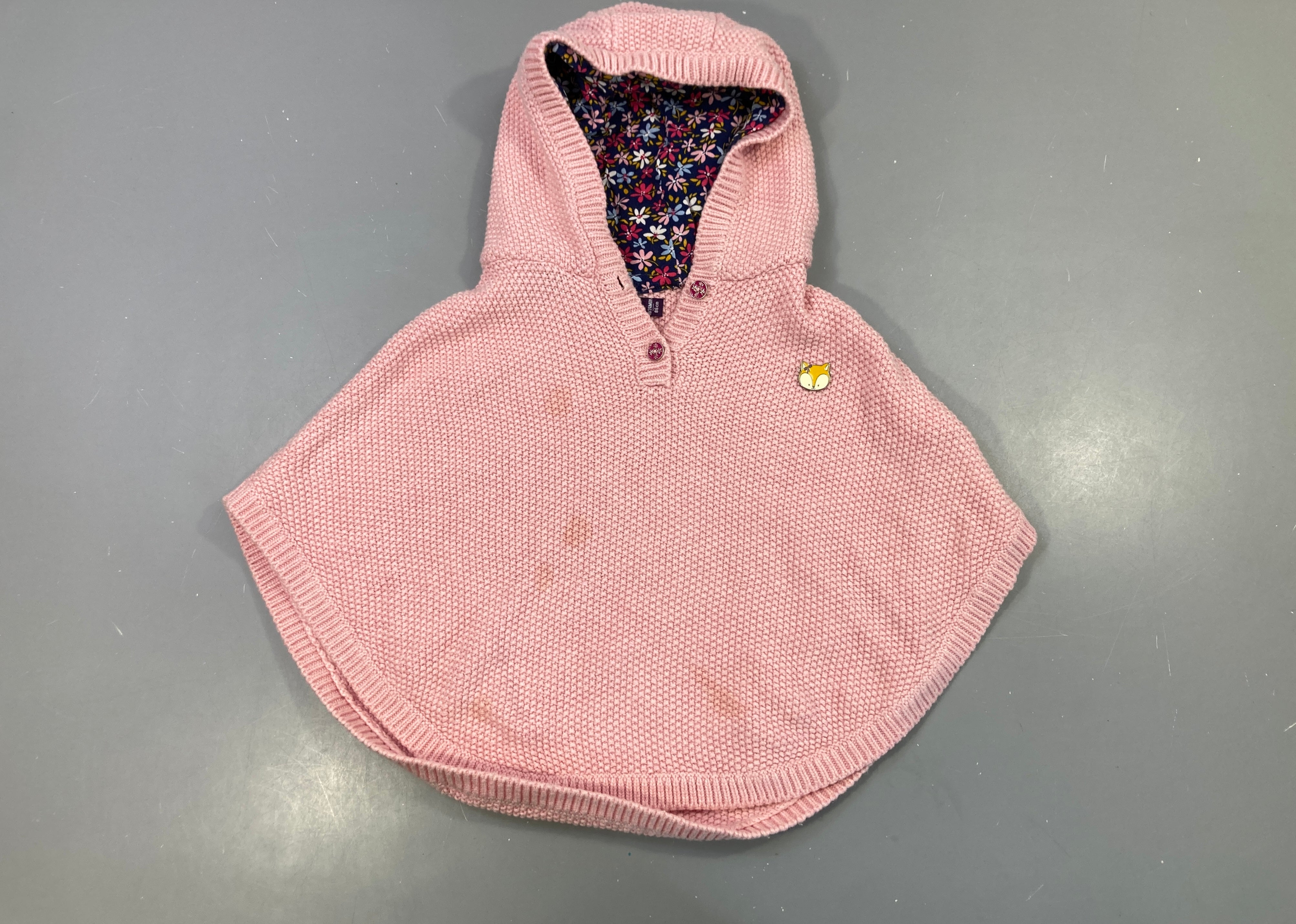 Poncho capuche rose tricot, doublure fleurie, taché à l'avant