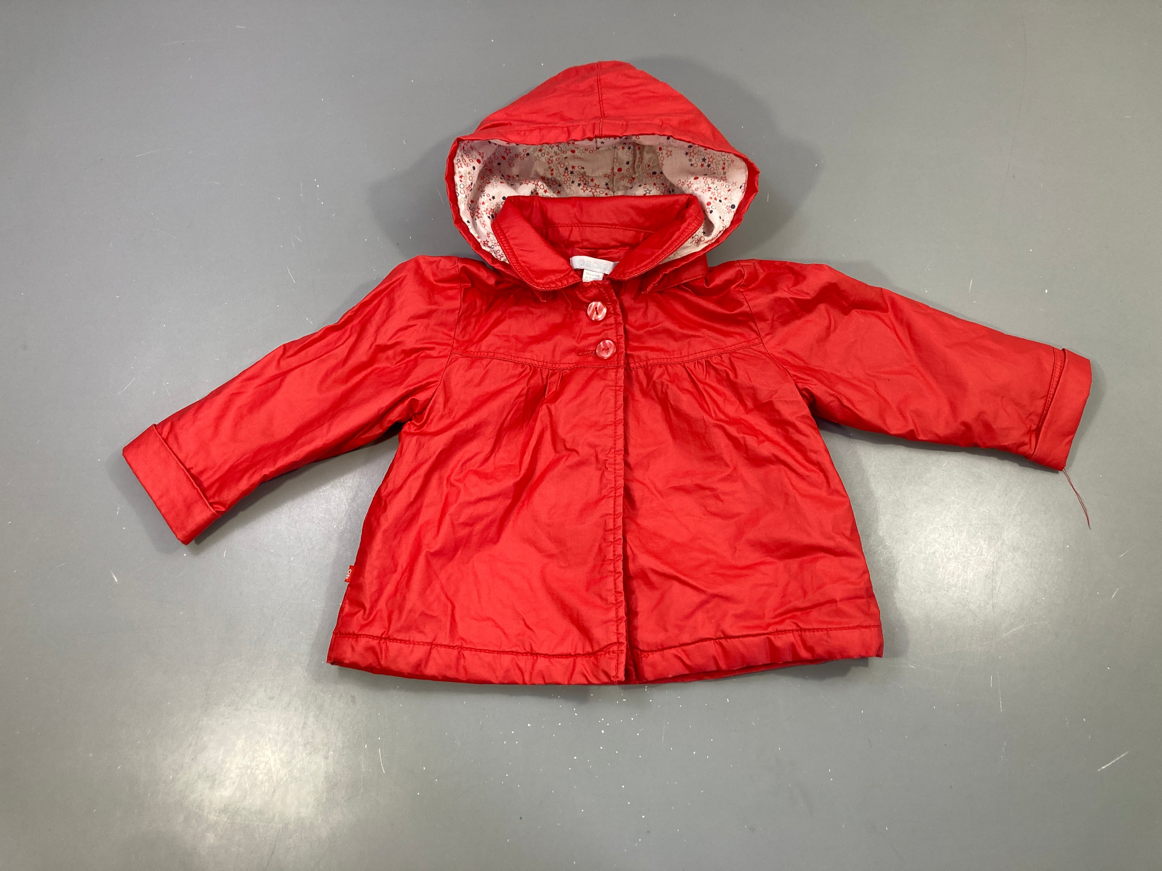 Manteau enduit capuche rouge