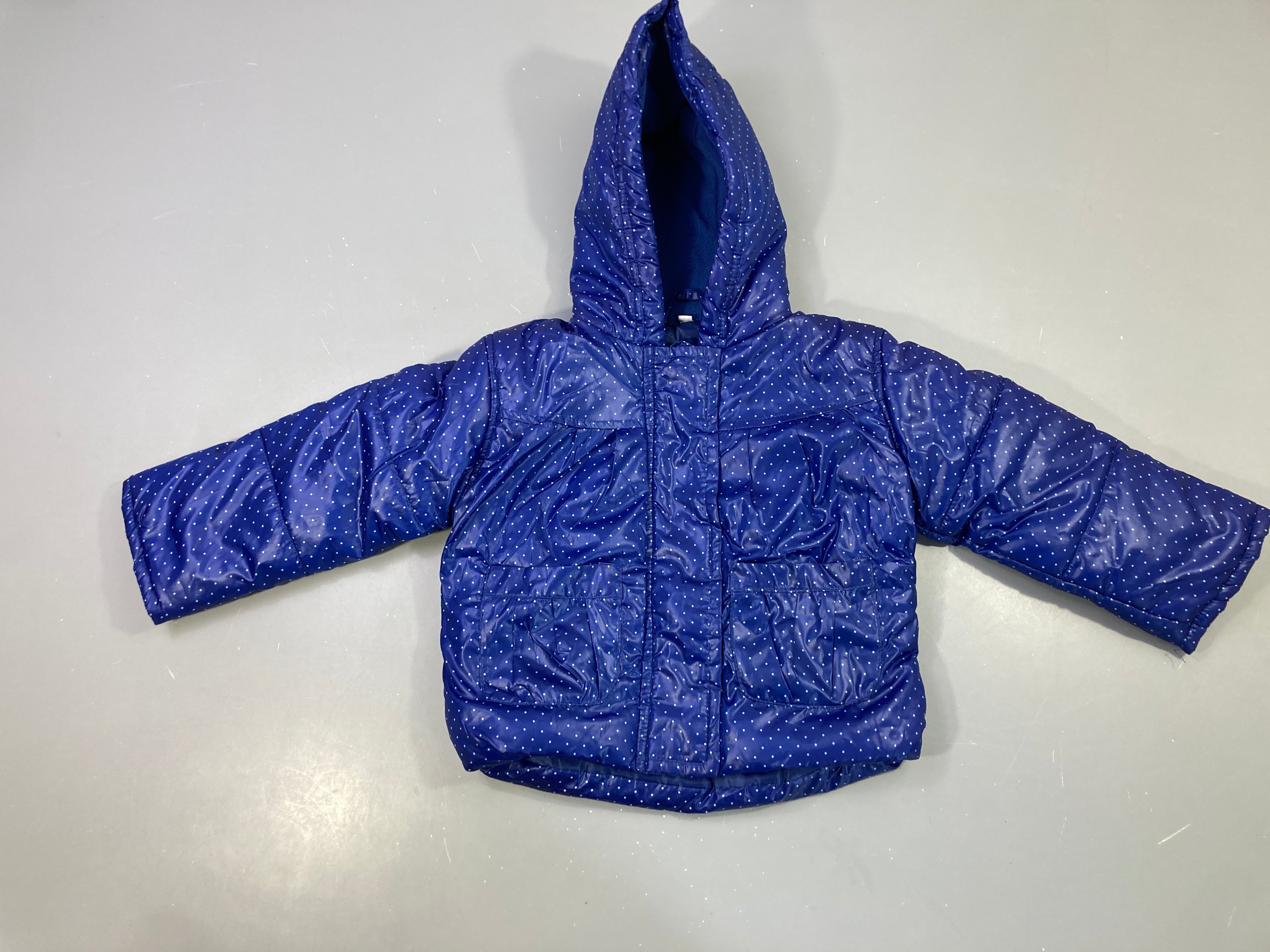 Doudoune capuche bleue à pois blancs
