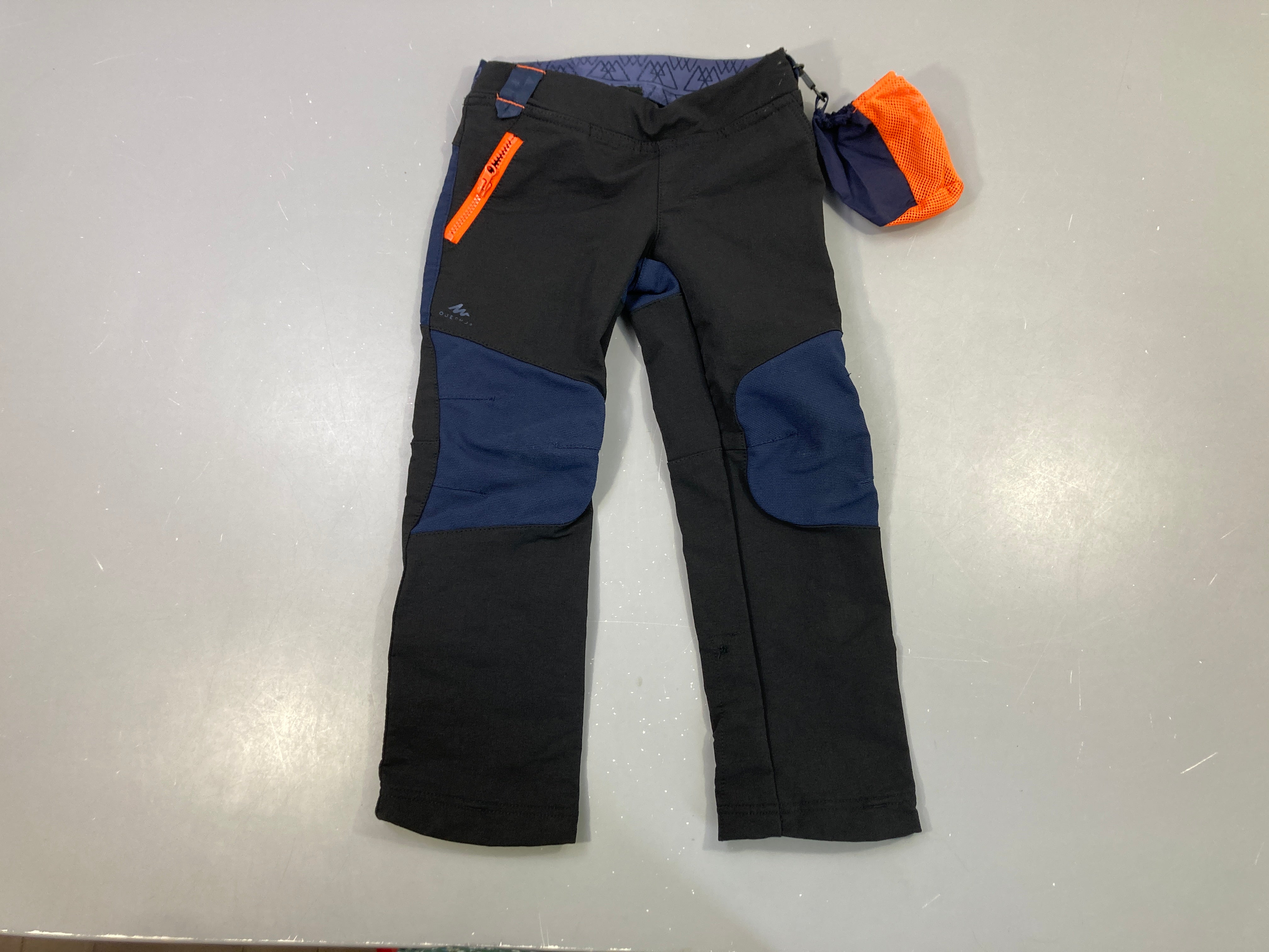 Pantalon randonnée noir/marine, poche orange (taille estimée, pas d'étiquette)