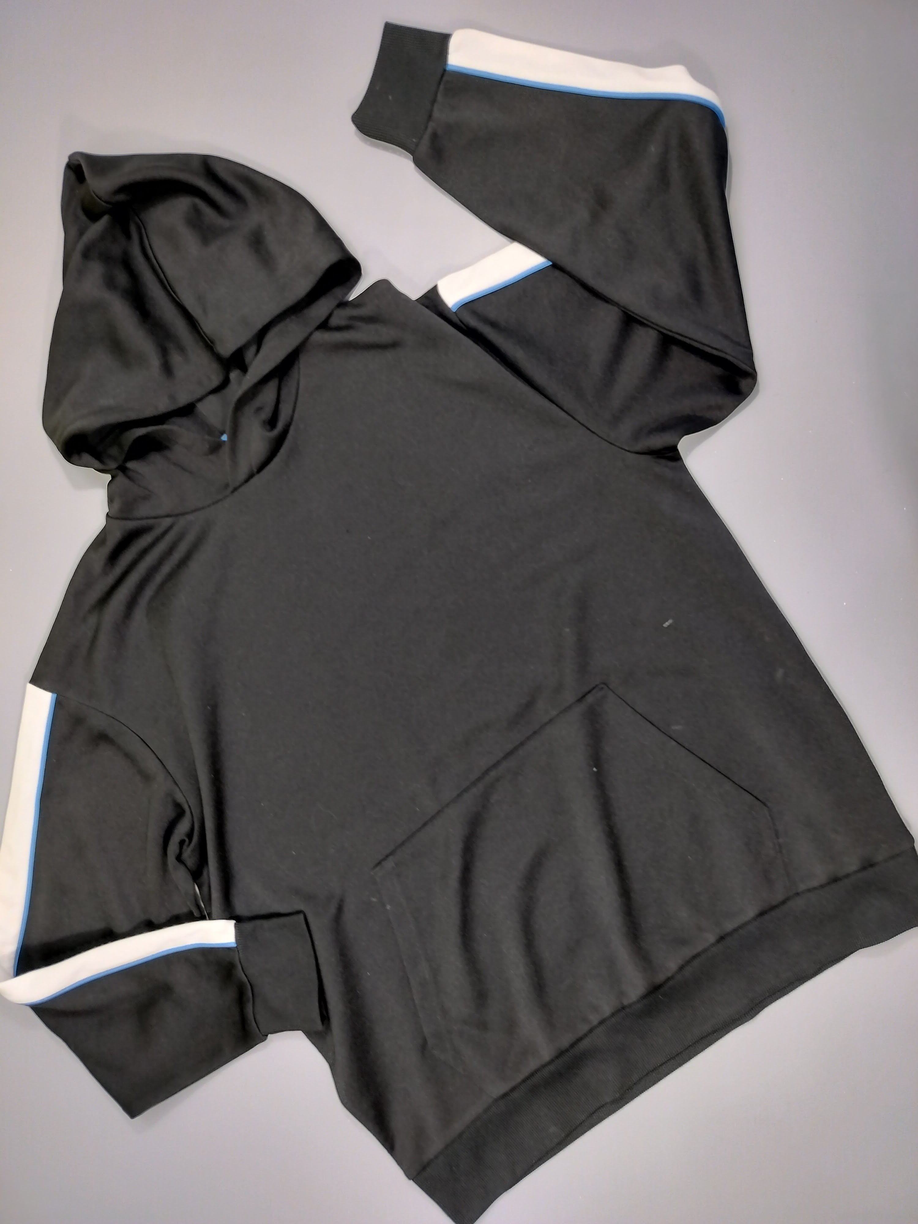 Sweat à capuche  noir, manches lignées blanc et bleu , poche à l'avant 100% polyester
