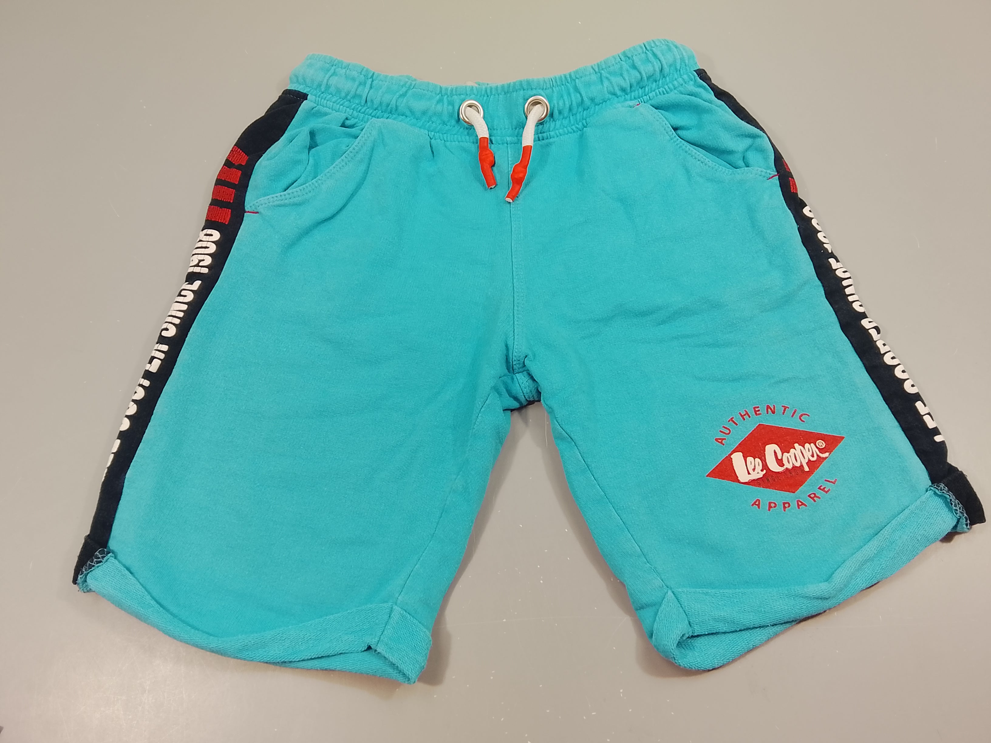 Bermuda jogging  à revers bleu turquoise bande latéralles bleu marine  