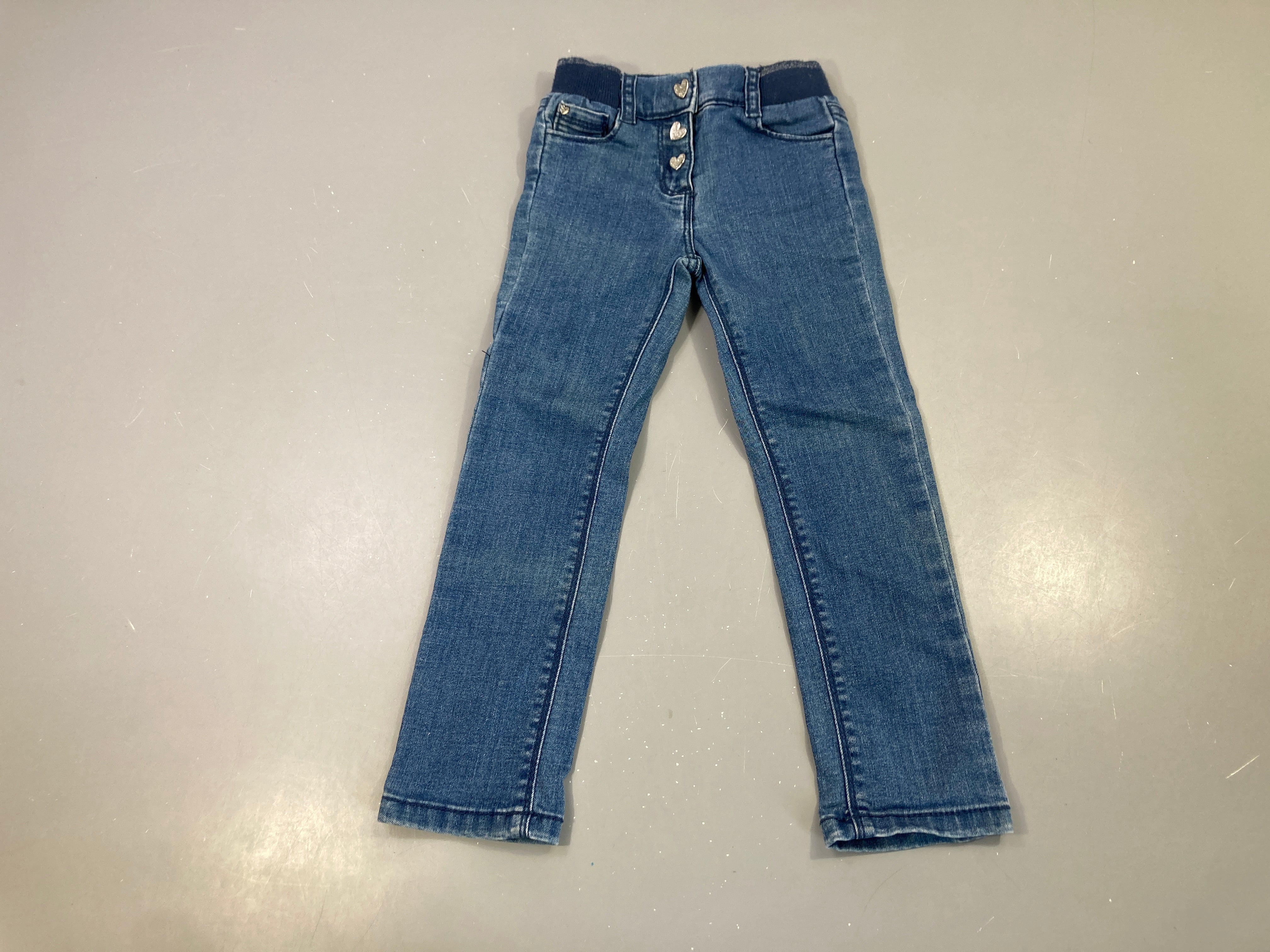Jegging bleu, boutons coeur