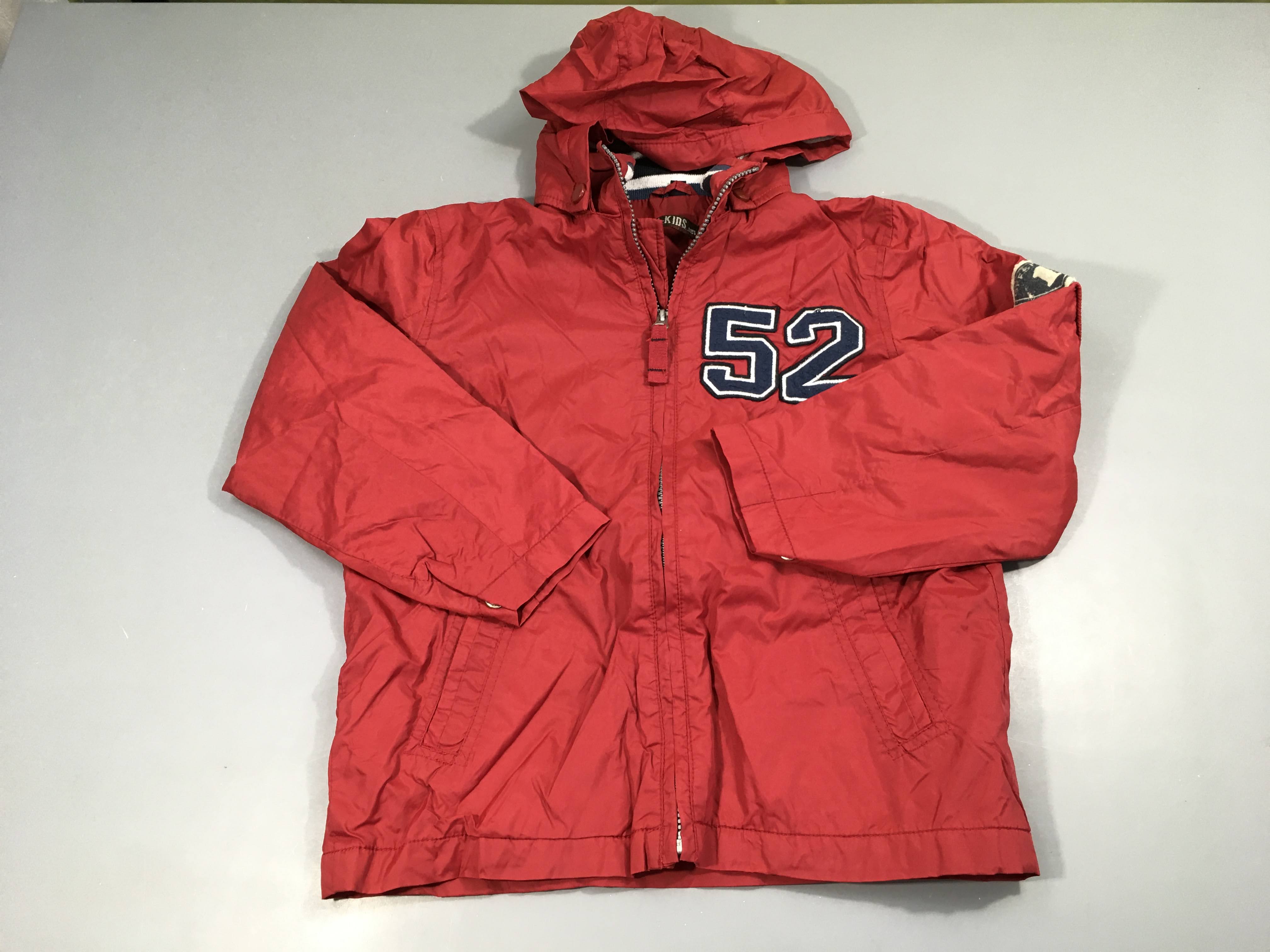 Veste coupe-vent rouge doublée jersey gris clair, capuche amovible
