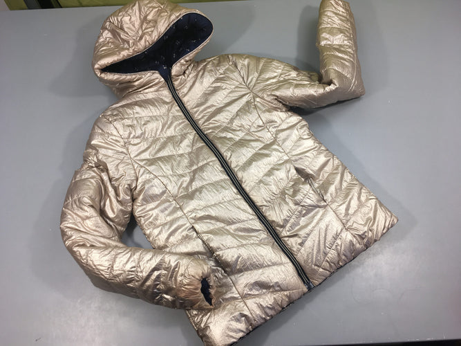 Veste zippée à capuche ouatinée réversible doré/ bleu marine cerise. Bas des manches côté doré légèrement usés, moins cher chez Petit Kiwi