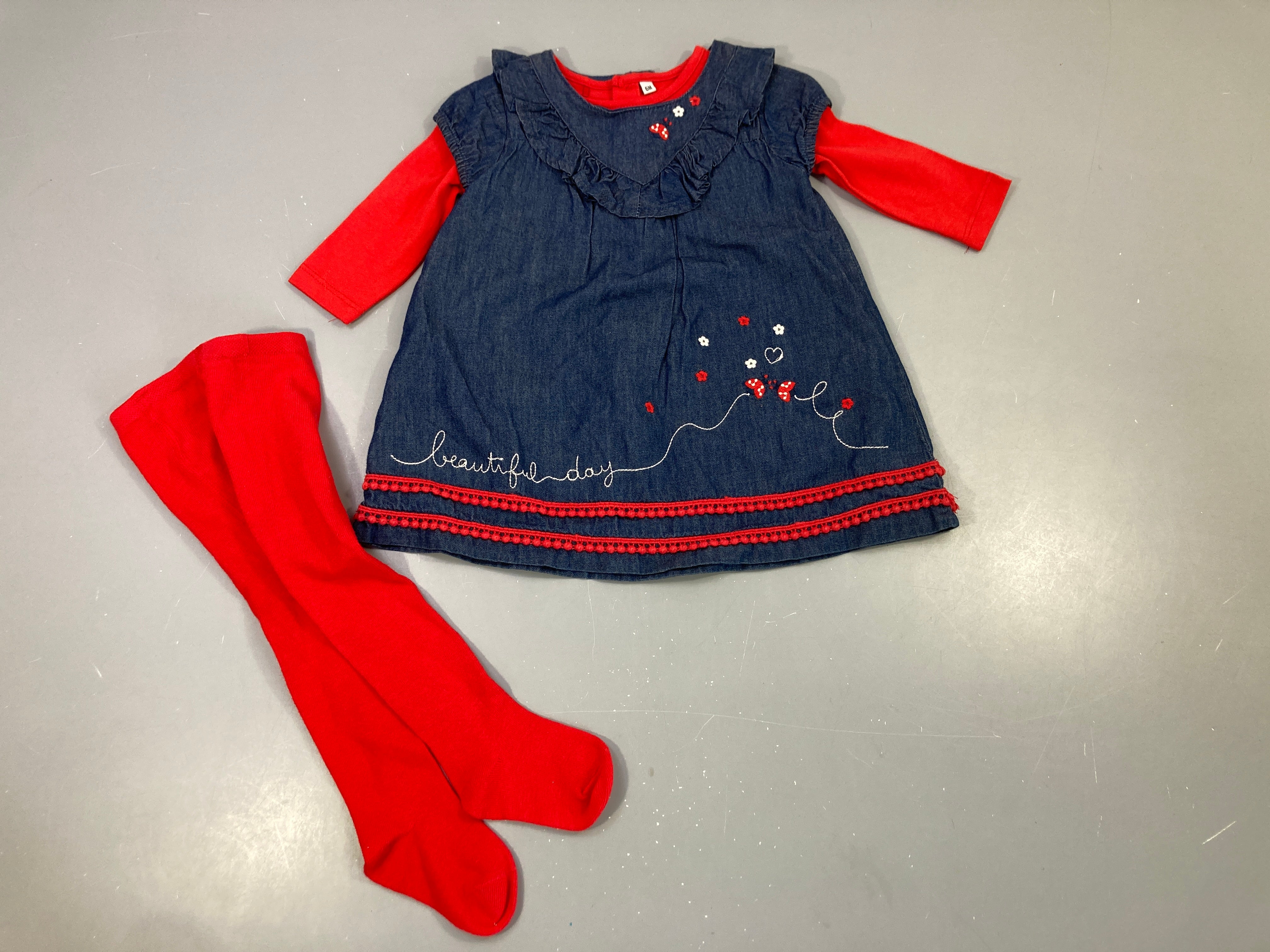 Robe jean rouge + t-shirt m.l rouge + collants