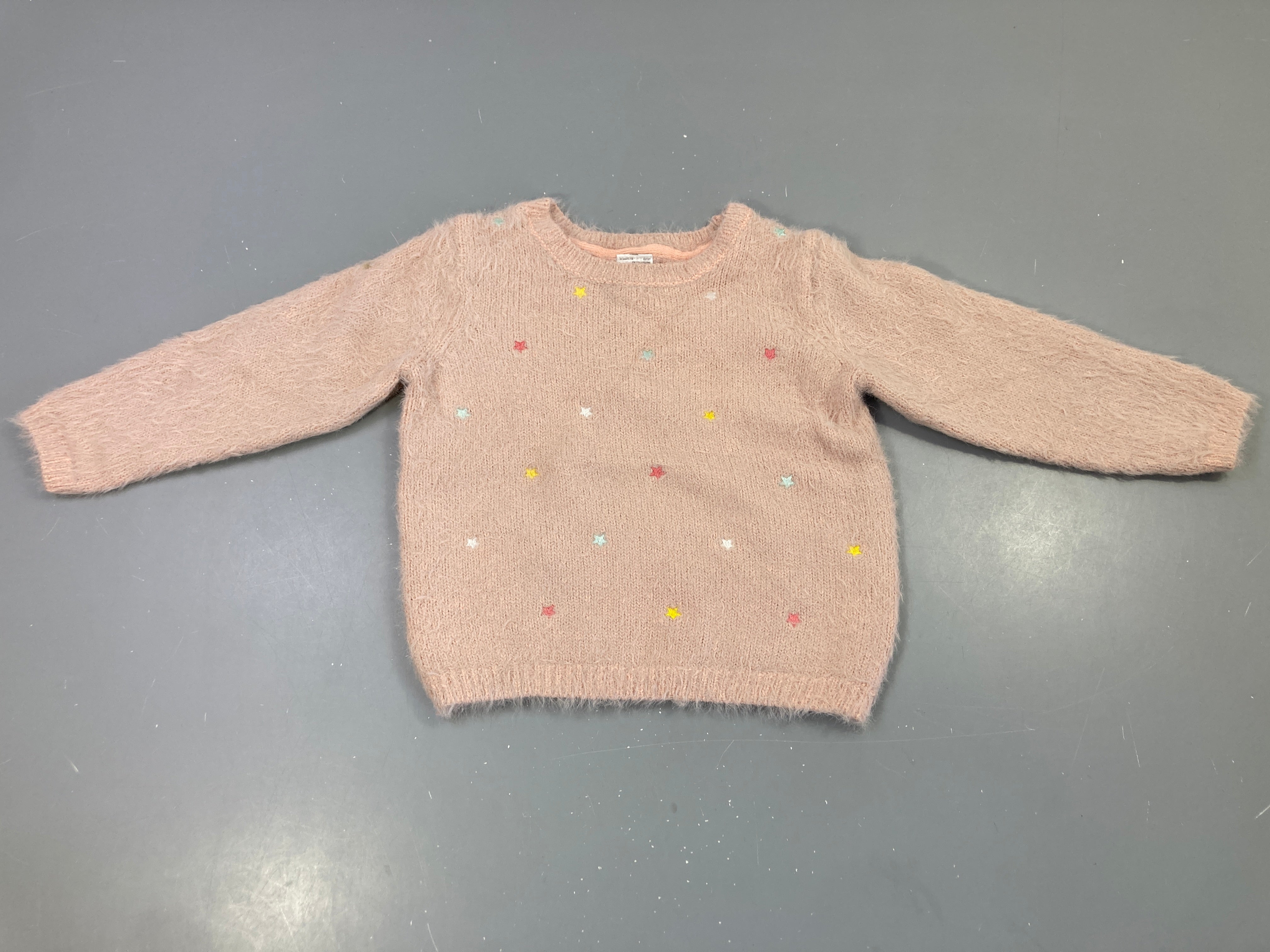 Pull duveteux rose étoiles multicolores