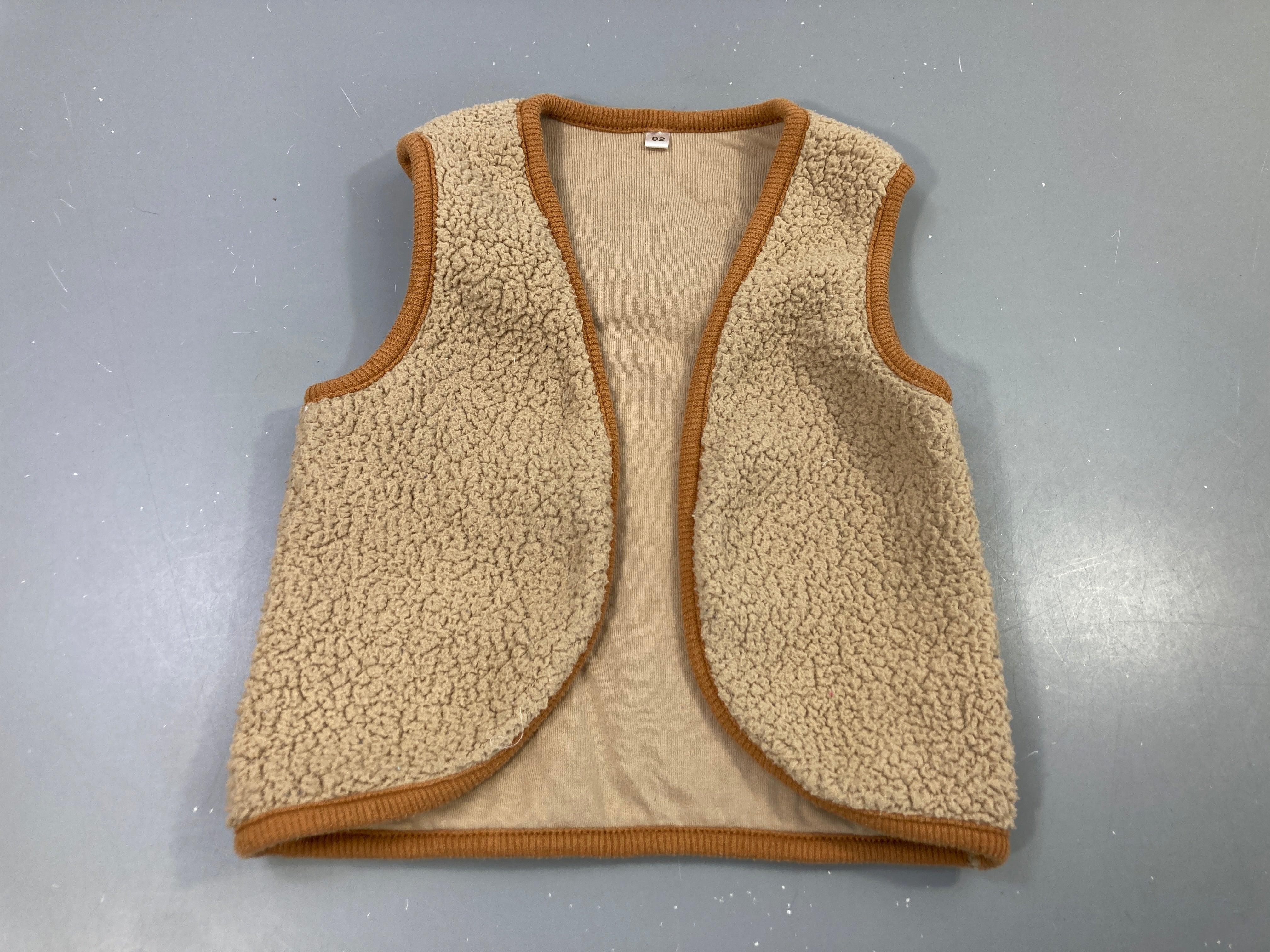Gilet sans manches sherpa beige et camel, légèrement bouloché