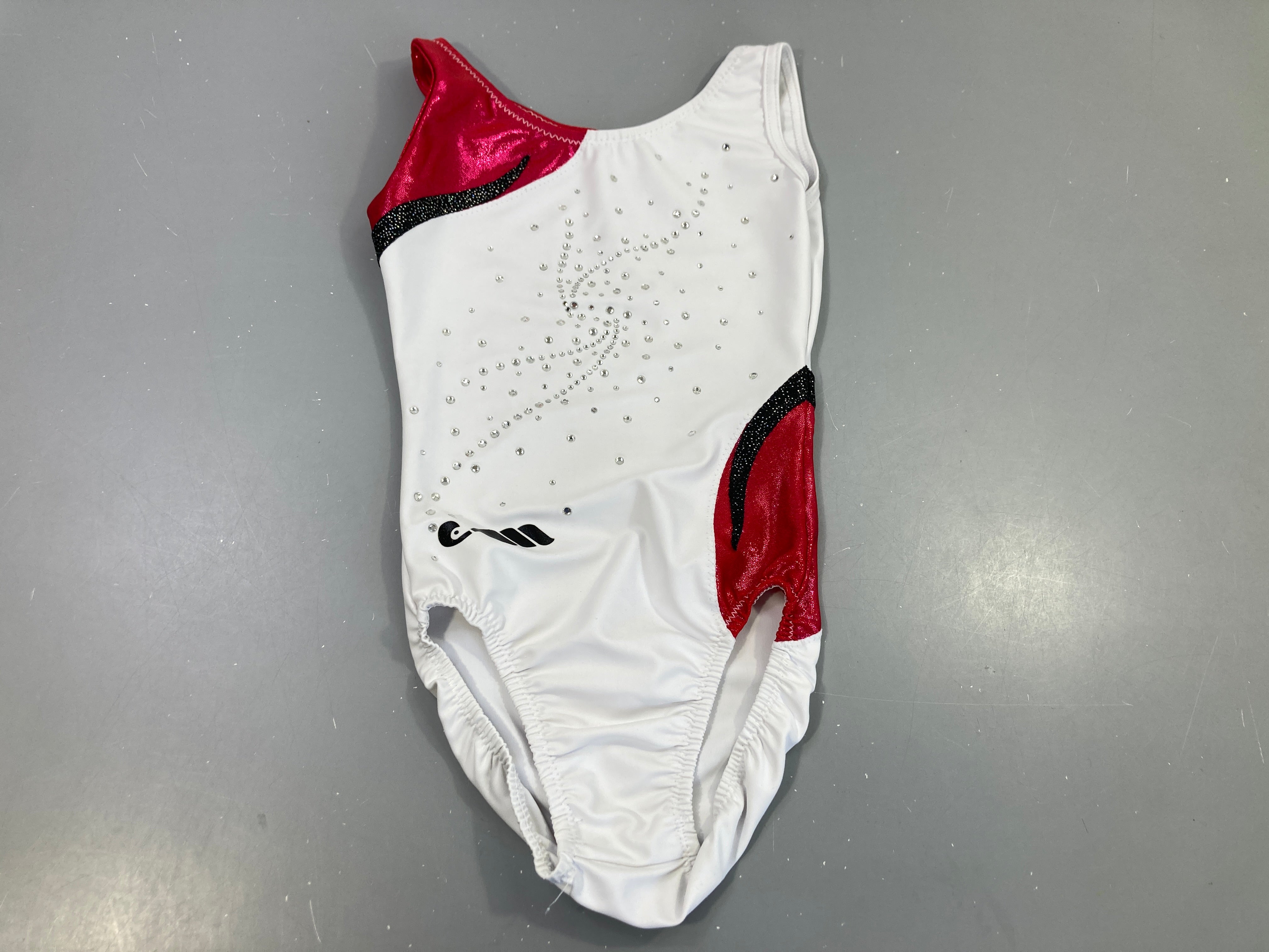 Maillot de gym blanc, rose, noir avec strass . Pas de taille indiquée