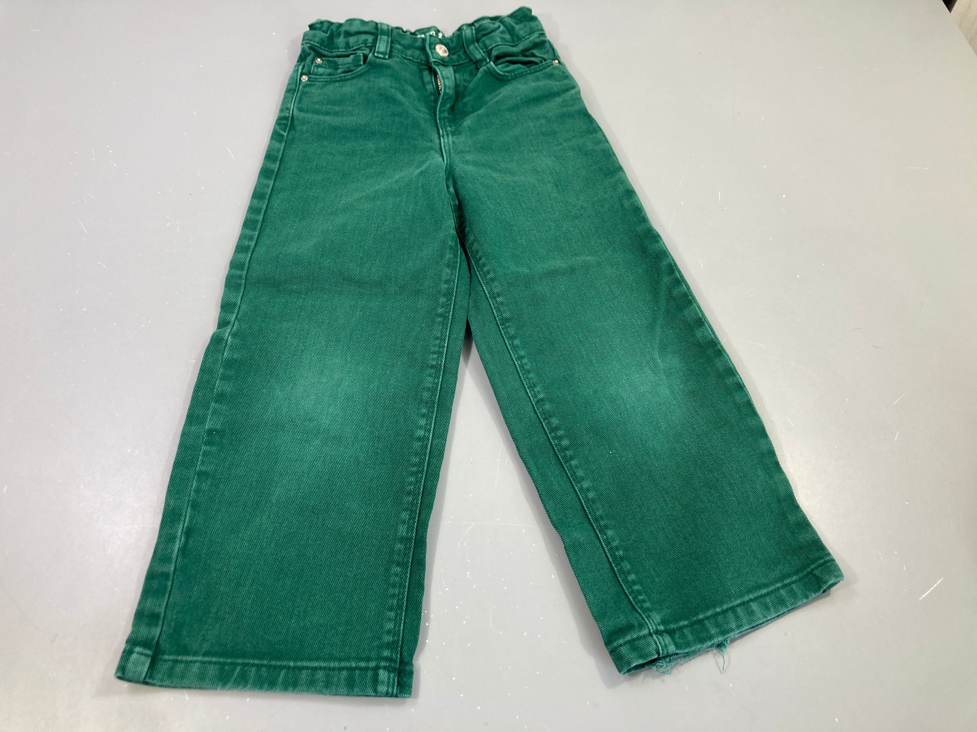 Pantalon denim vert, bas arrière gauche éffiloché