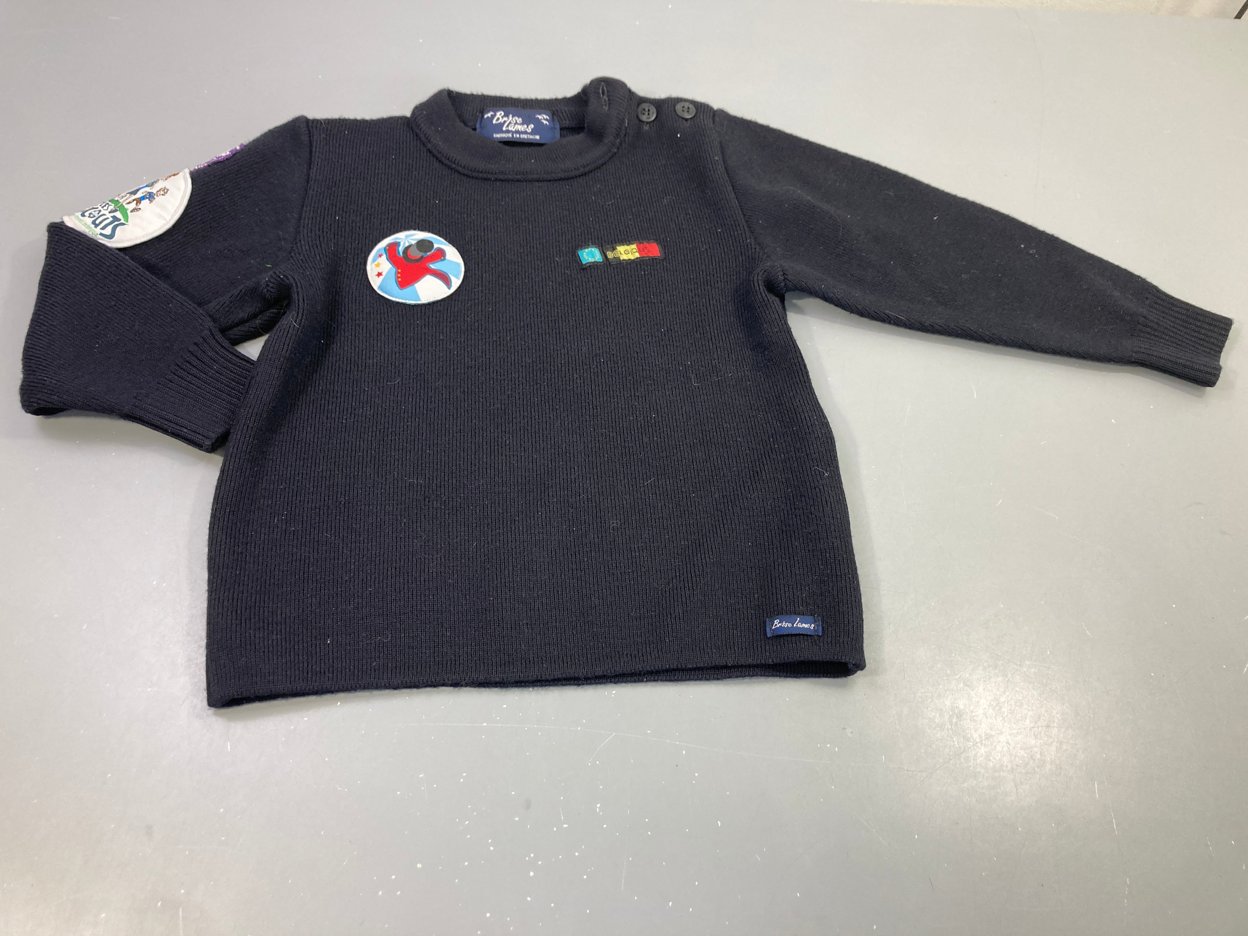 Pull de scouts Brises  Lames bleu marine avec écussons. Pas de taille indiquée, estimée 5a