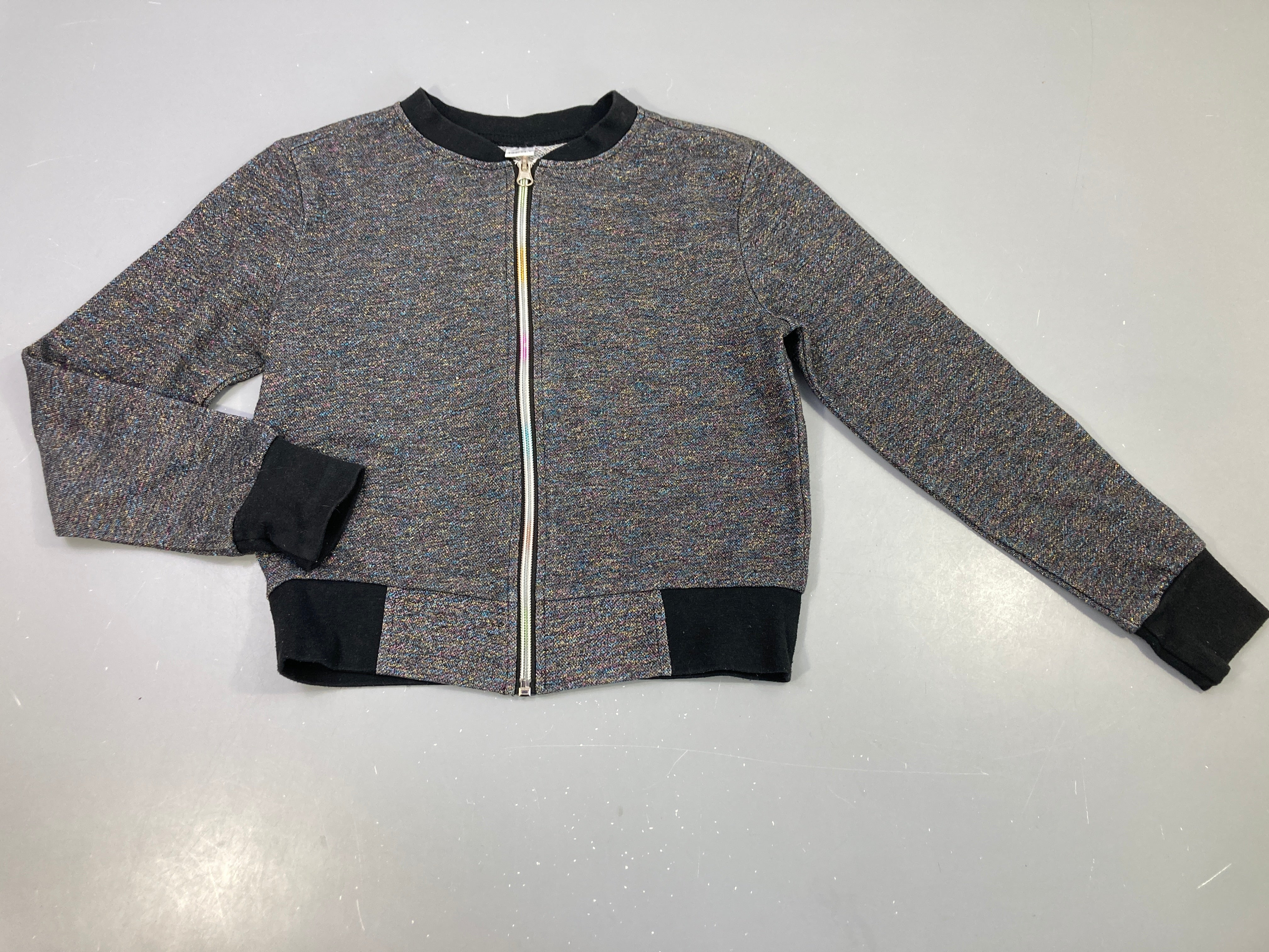 Gilet zippé à capuche gris avec fils colorés