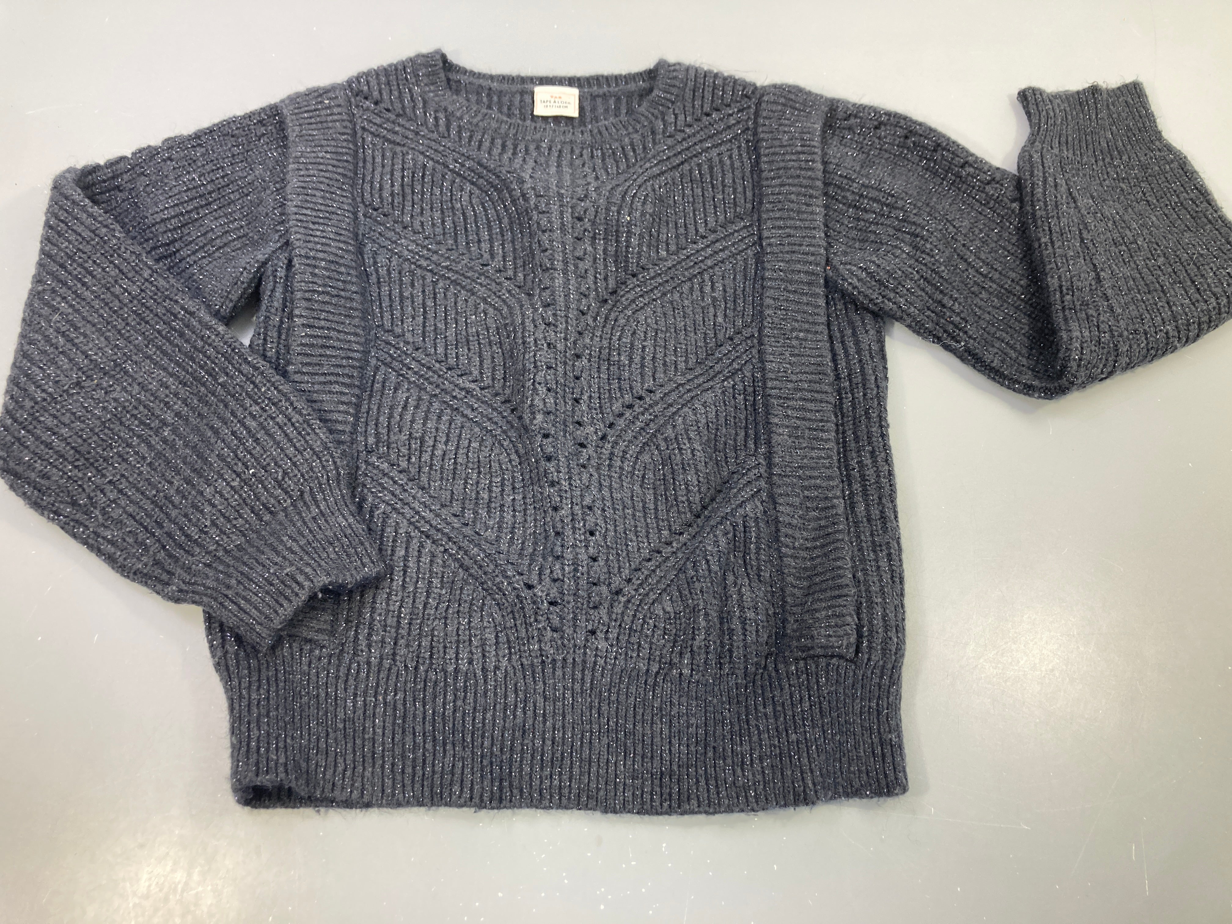 Pull bleu marine avec fins fils argentés, légèrement bouloché