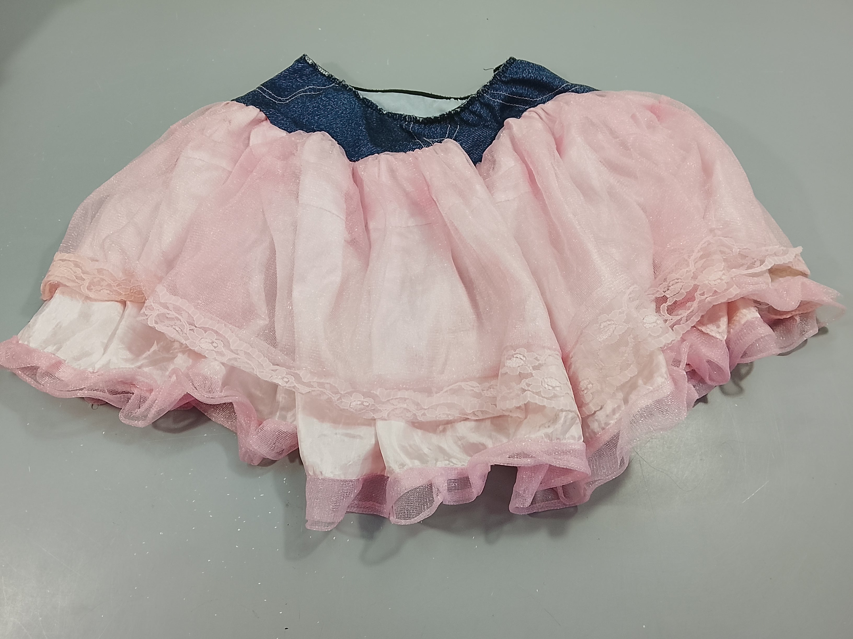 Jupe bi matière dessus satiné denim , dessous tulle rose