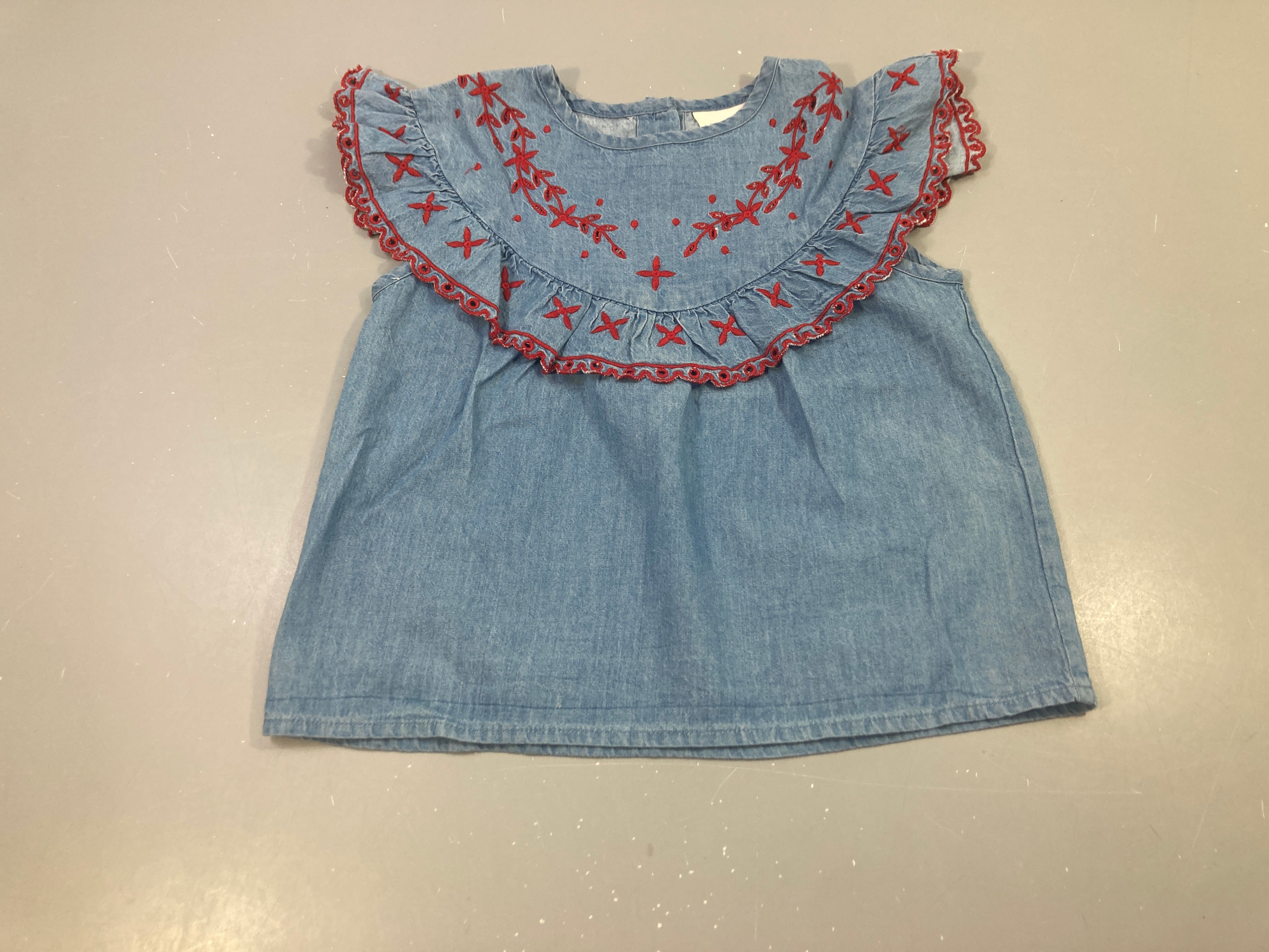 Blouse m.c denim broderies rouges volants Louis Louise Paris
