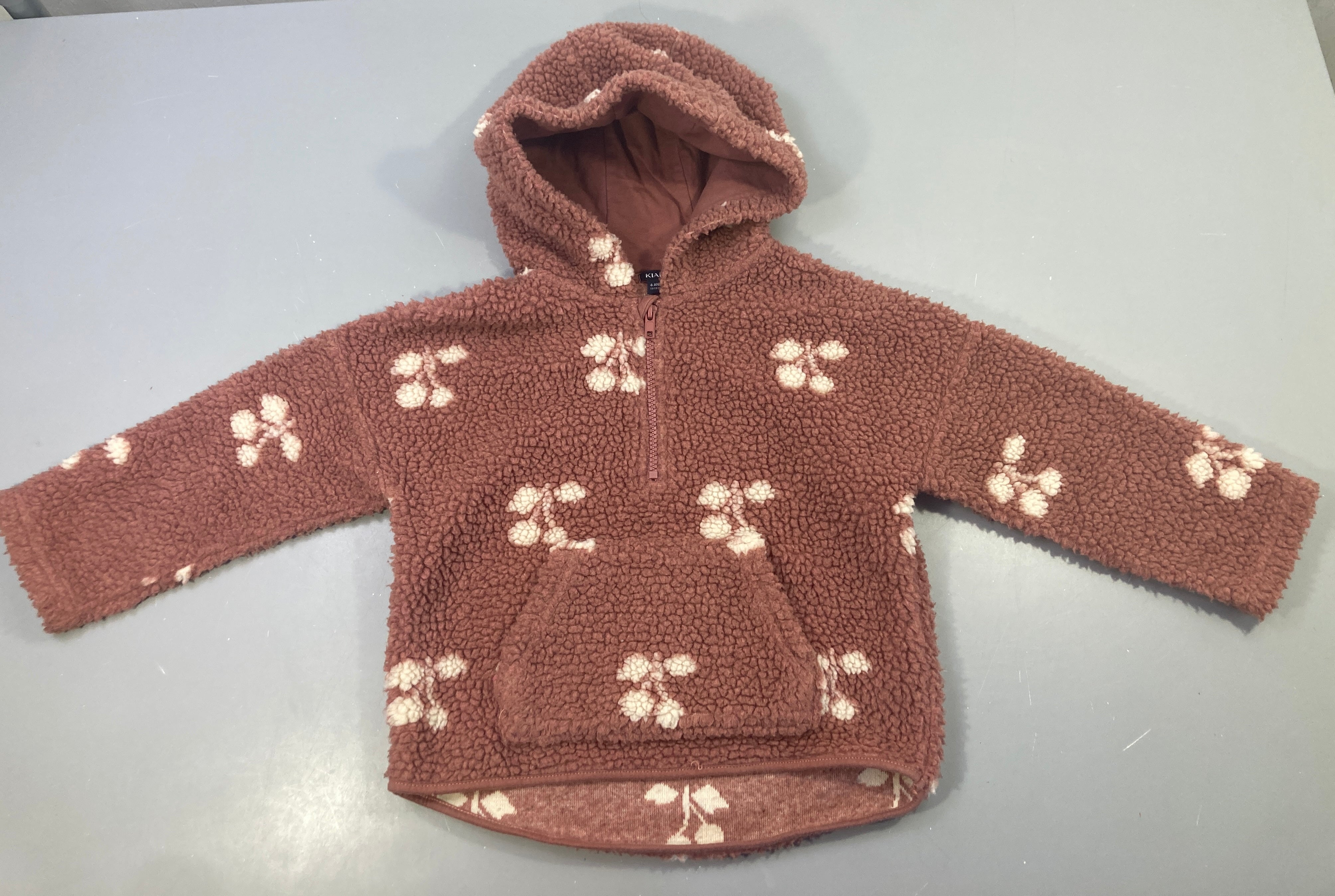 Veste à enfiler teddy rose foncé cerises blanches à capuche