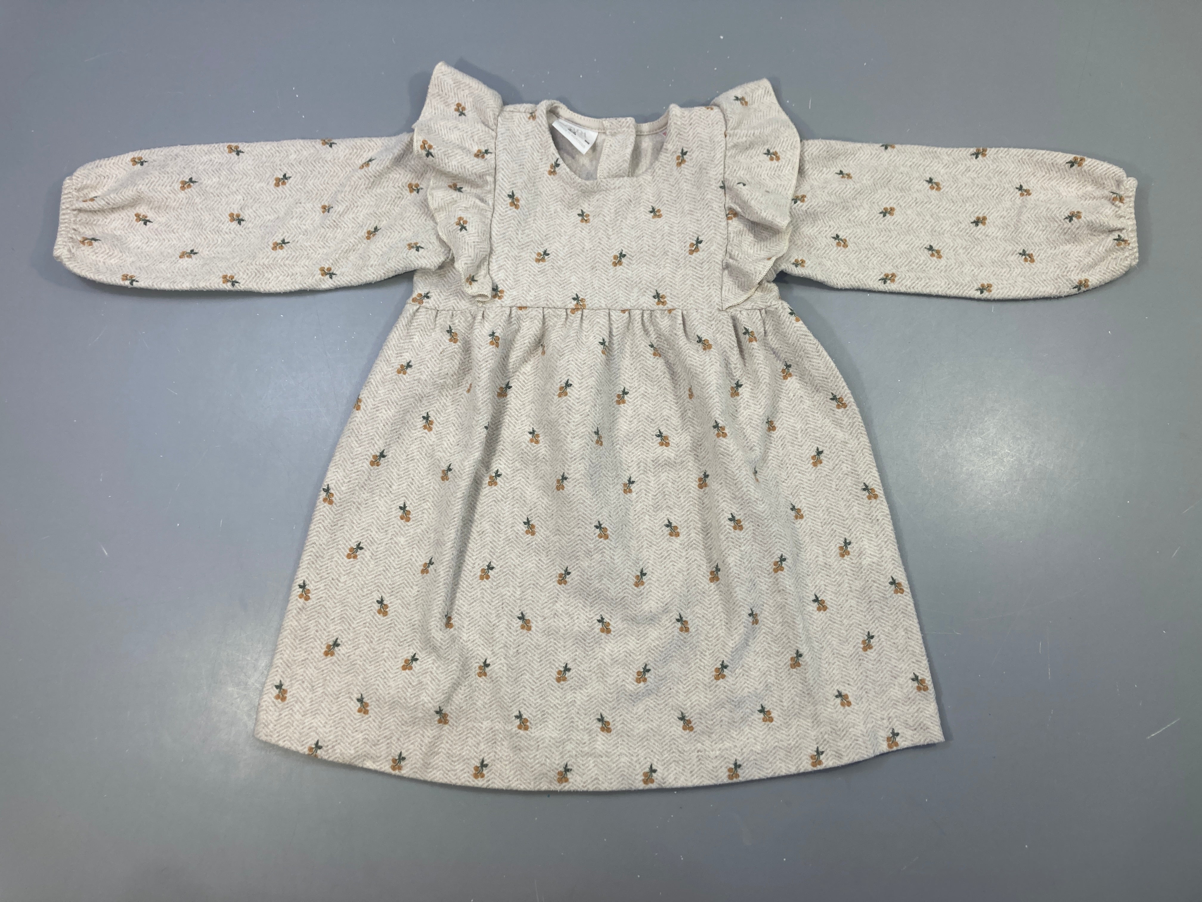 Robe m.l beige fleurie volants, boulochée