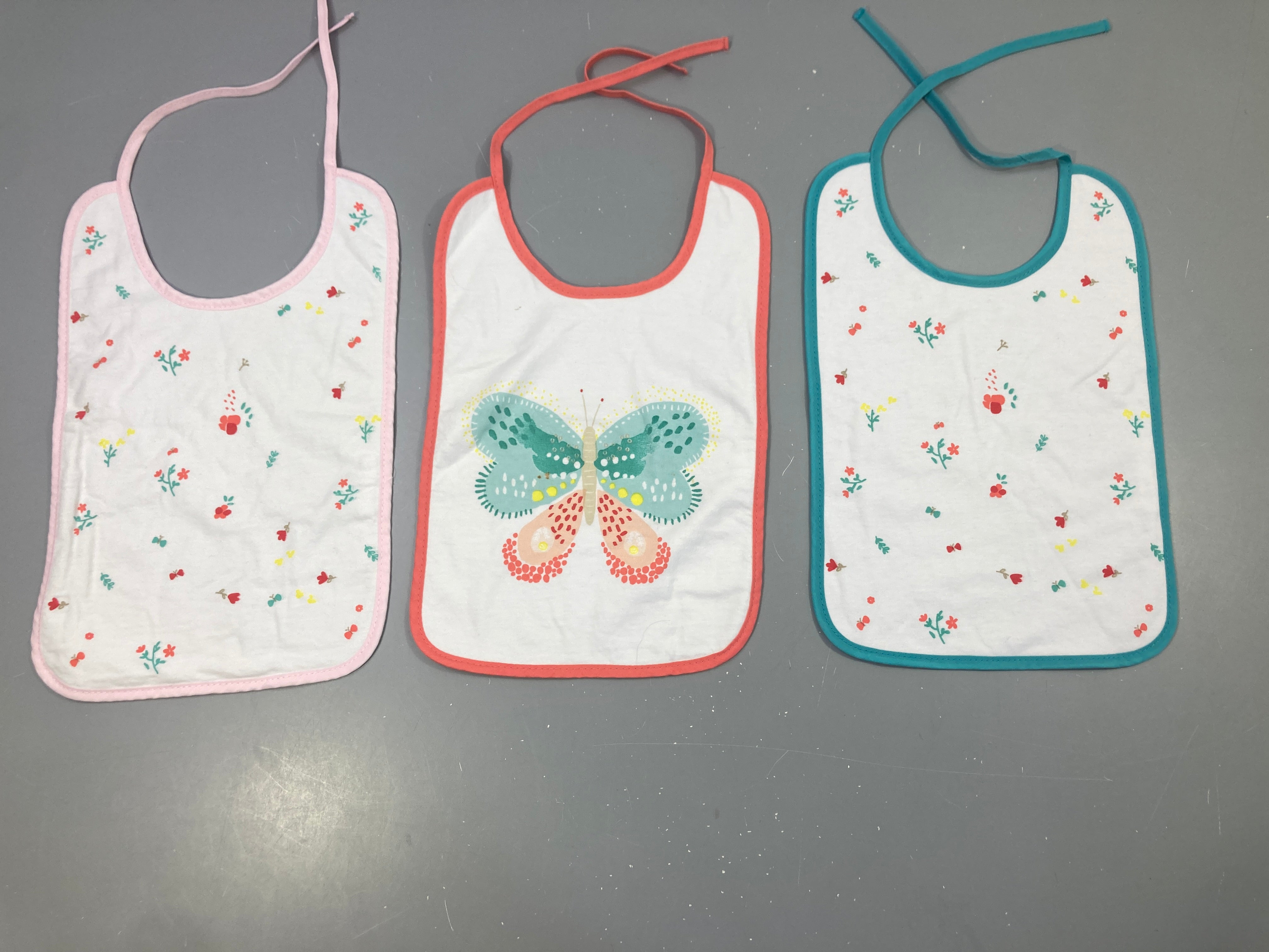 Lot 3 bavoirs fleurs papillon