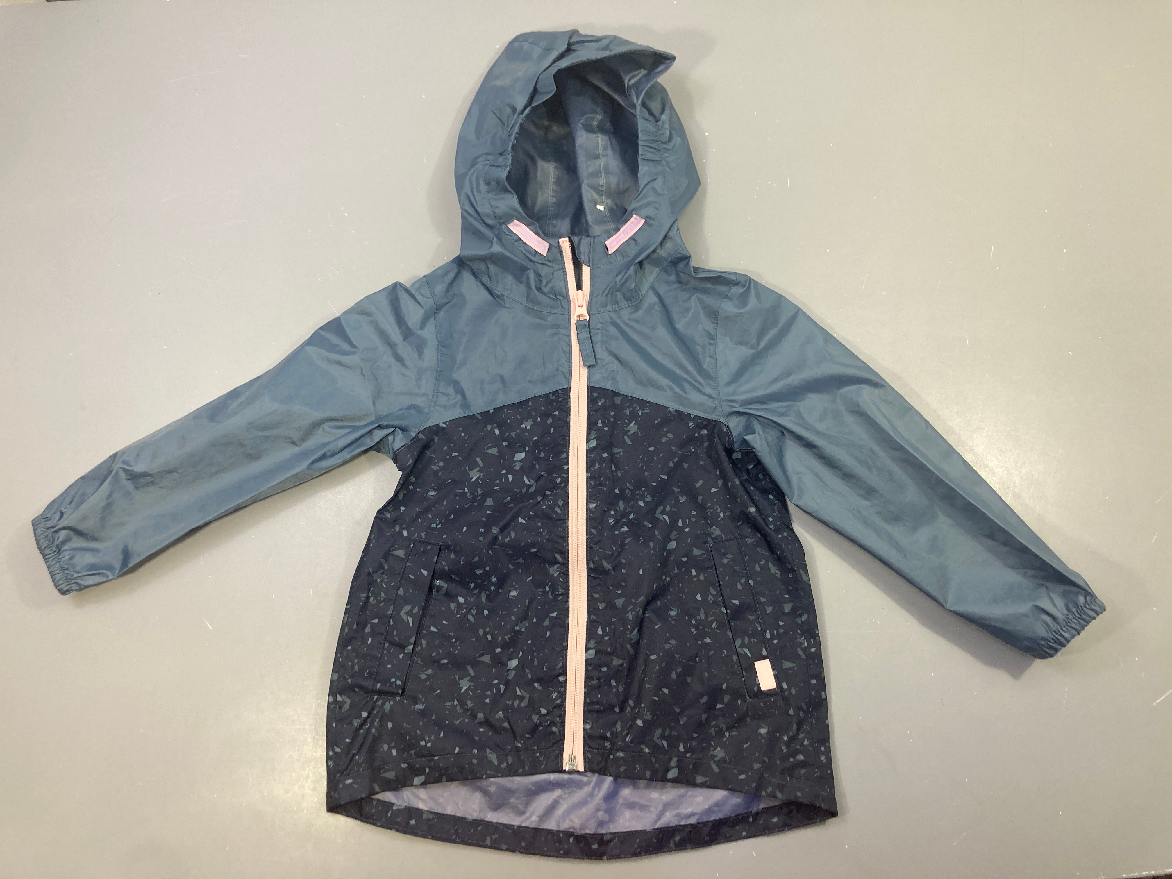 Veste k-way bleue tirette rose pâle