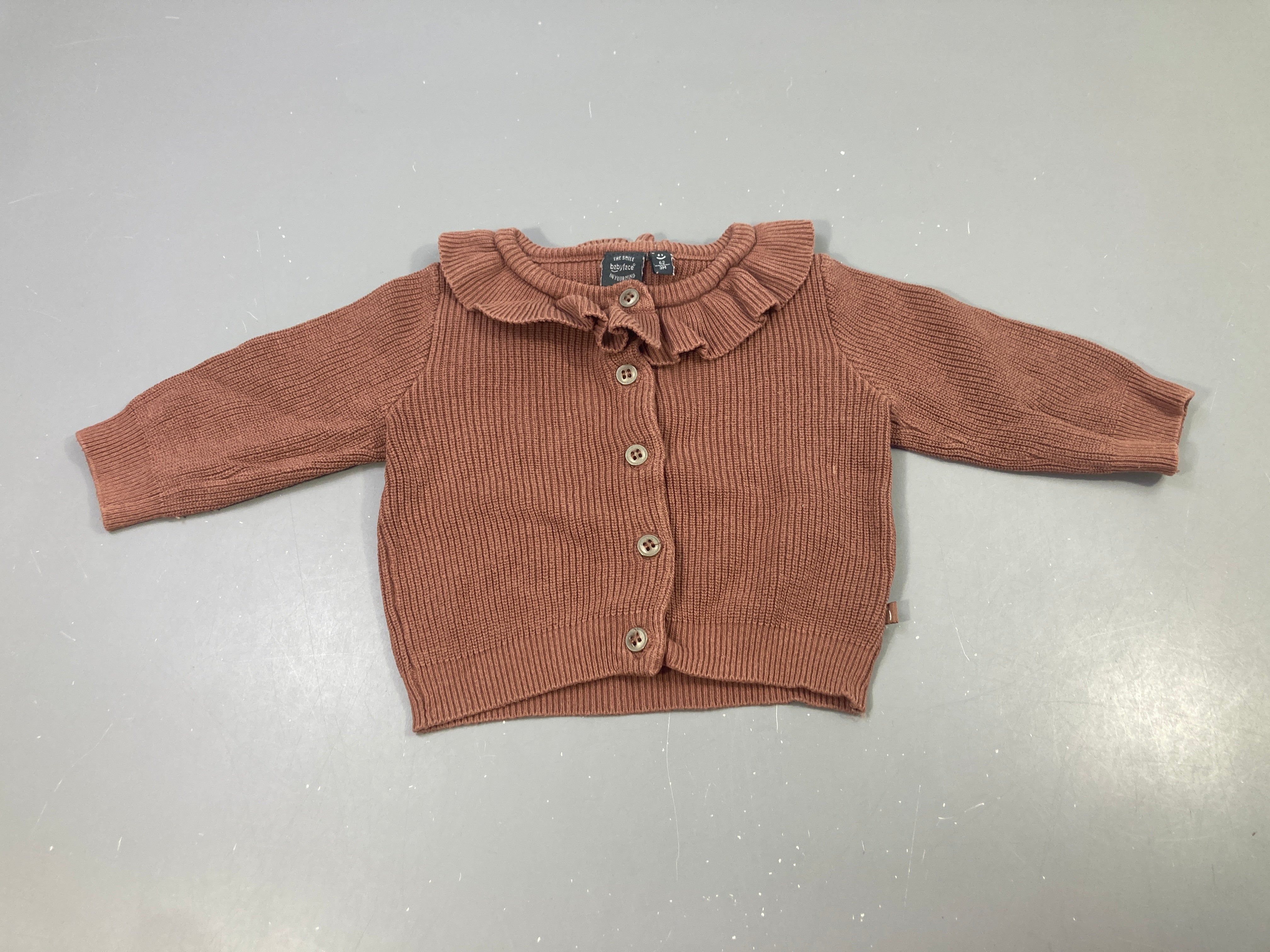 Gilet brun col volanté