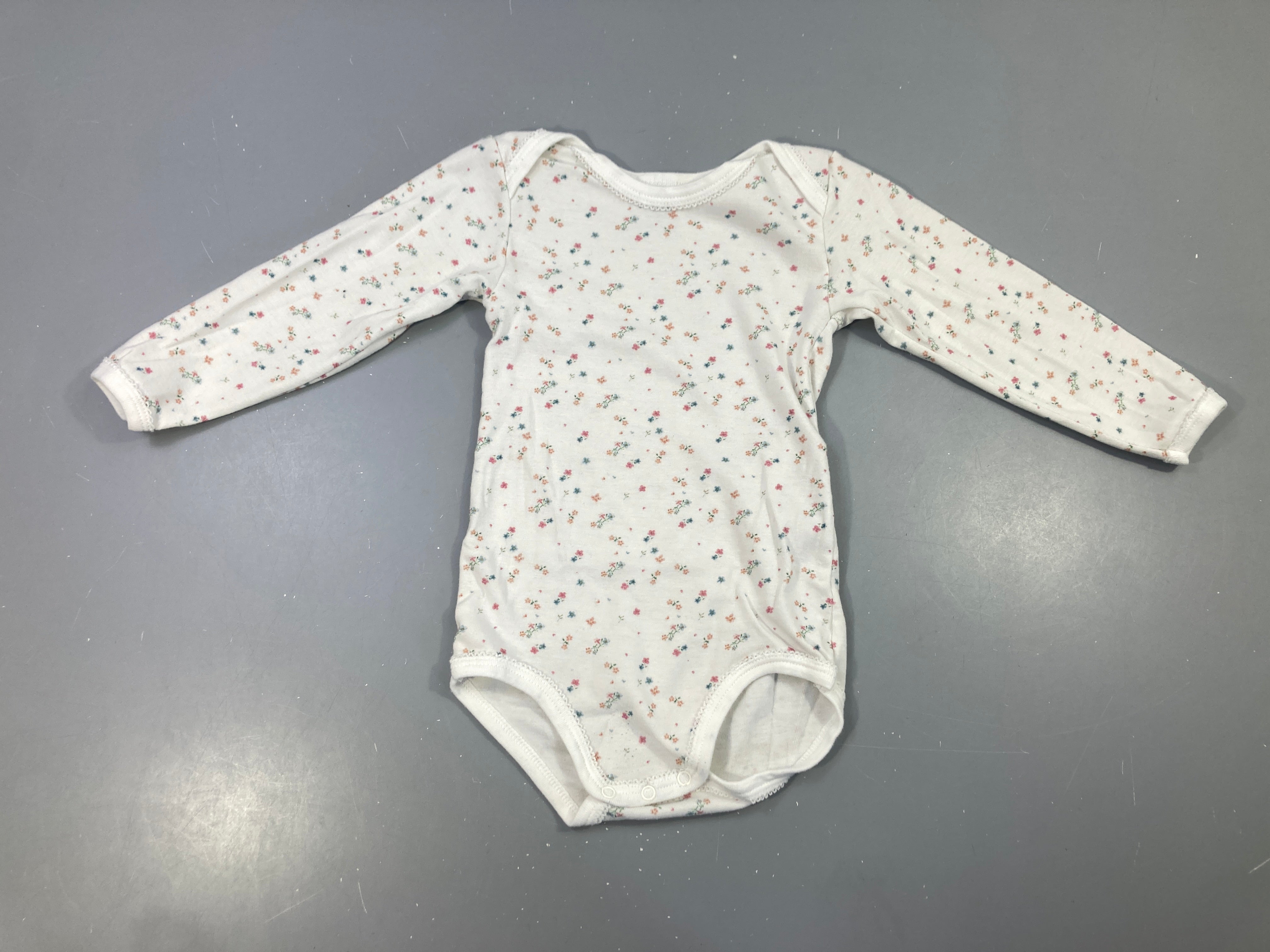Body m.l blanc fleuri, légèrement bouloché