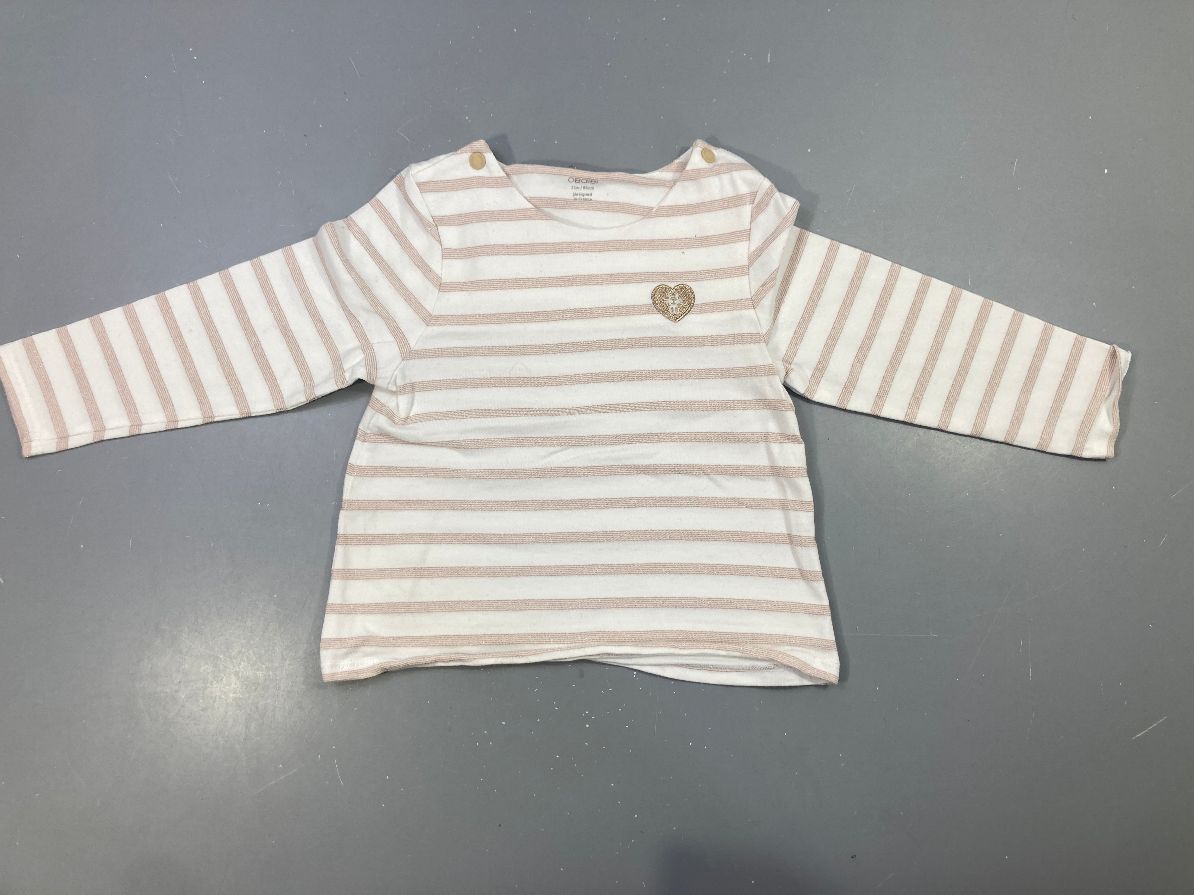 T-shirt m.l blanc rayé rose pailleté coeur, légèrement bouloché