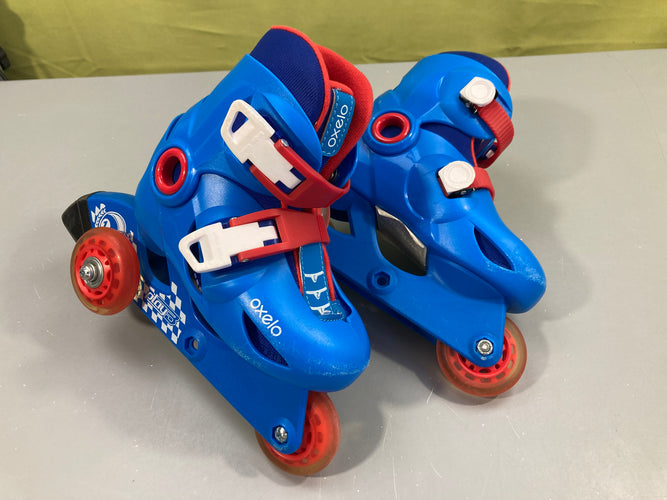 Rollers bleu-rouge Oxelo Play 3 26-28 avec roues installées en tricycles pour plus de stabilité. Se modifie en posistion 3 roues., moins cher chez Petit Kiwi