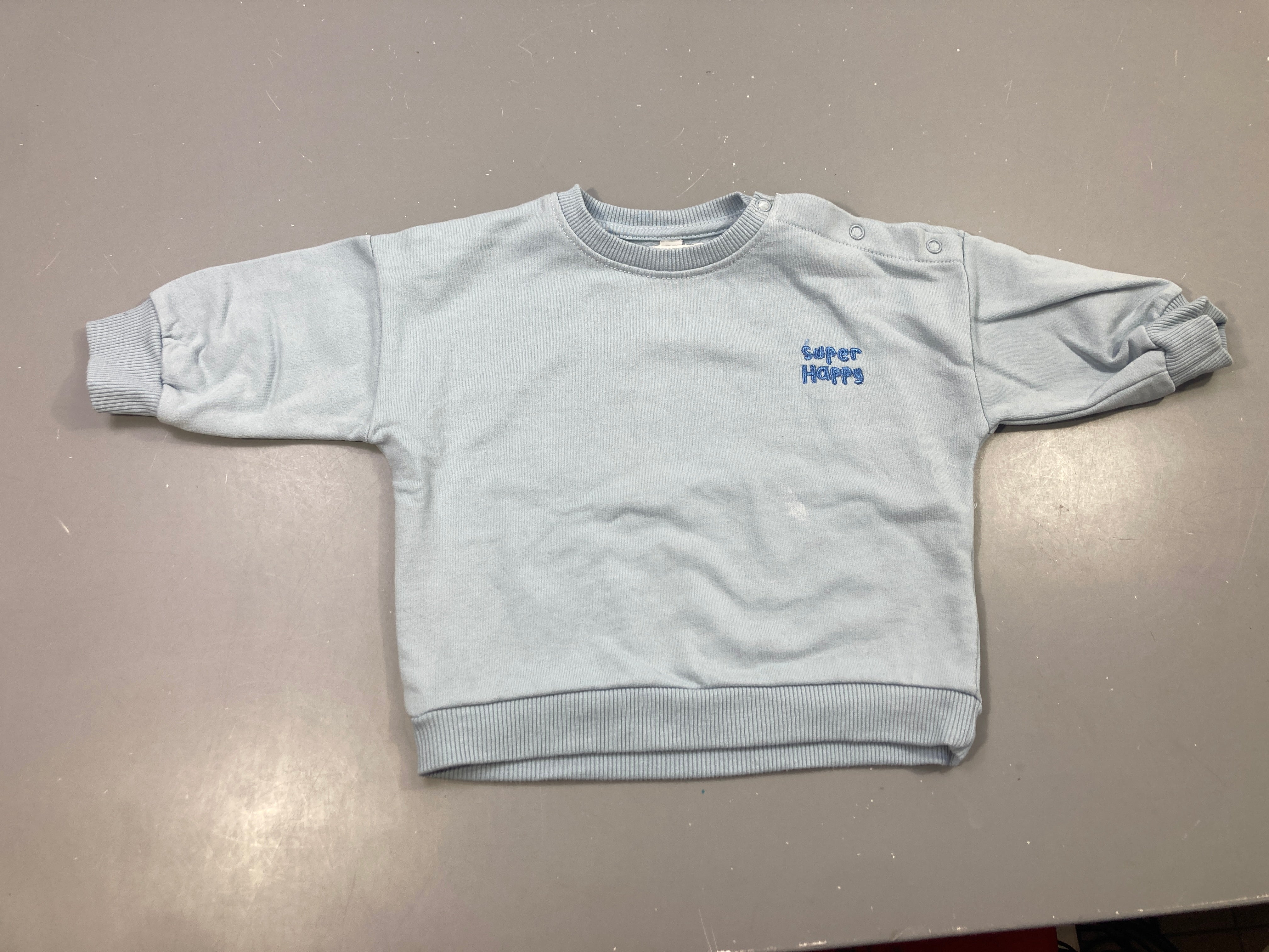 Sweat bleu ciel Super Happy-Légère tache avant