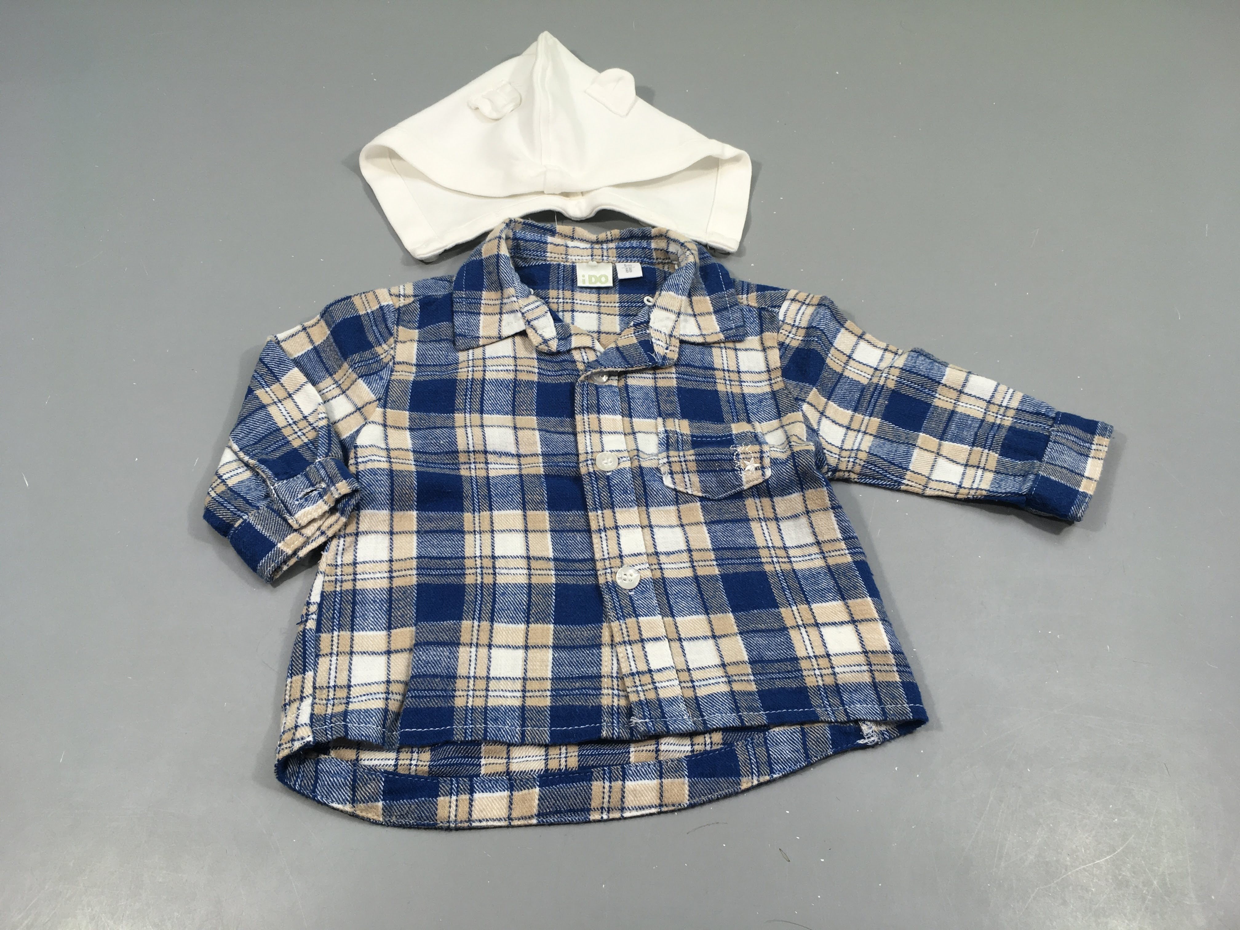 Chemise m.l en flanelle à carreauxbleu,beige, écru avec capuche ammovible blanche oreilles . Très légèrement bouloché