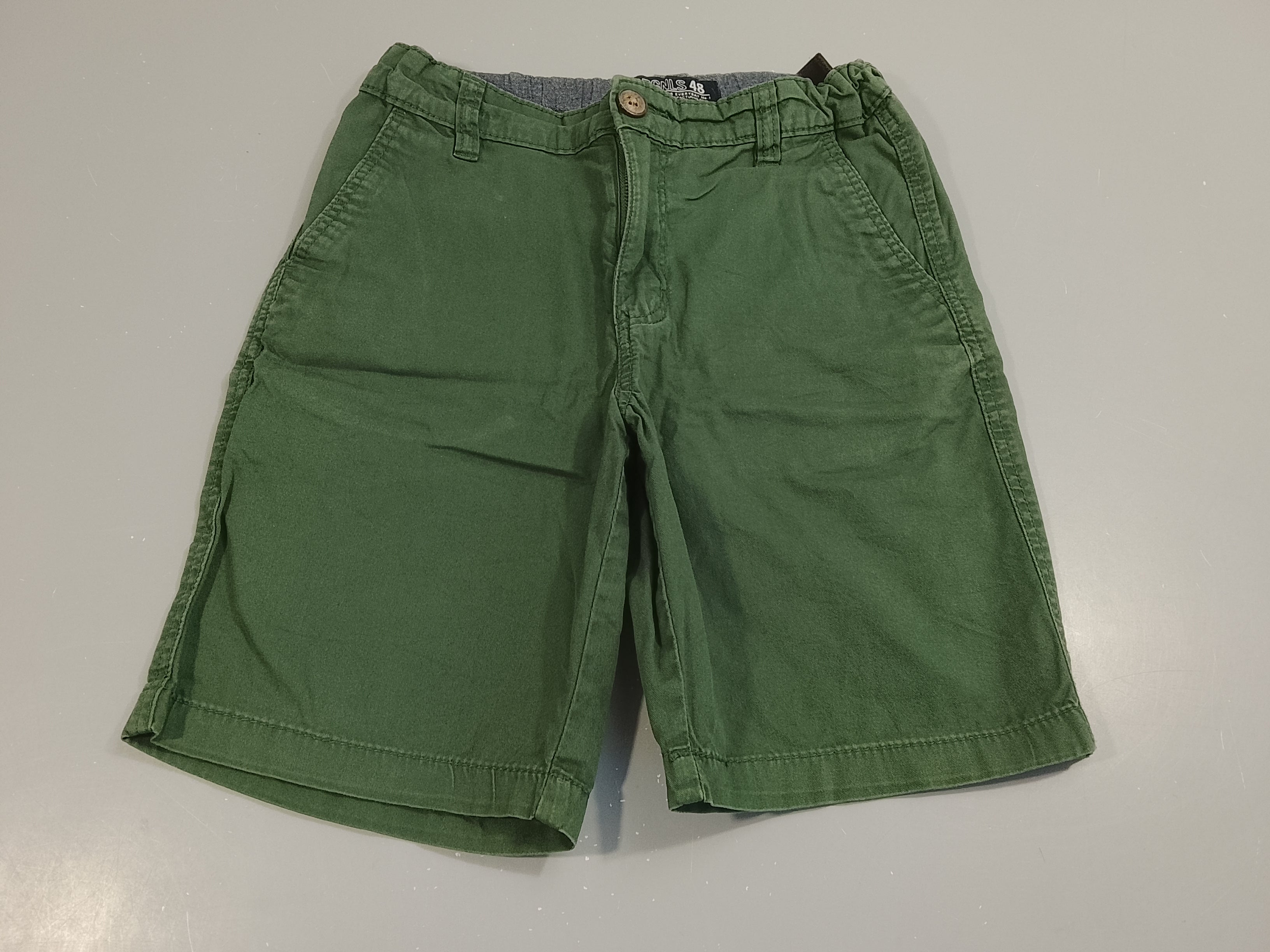 Bermuda chino vert bouteille, manque un bouton à l'arrière