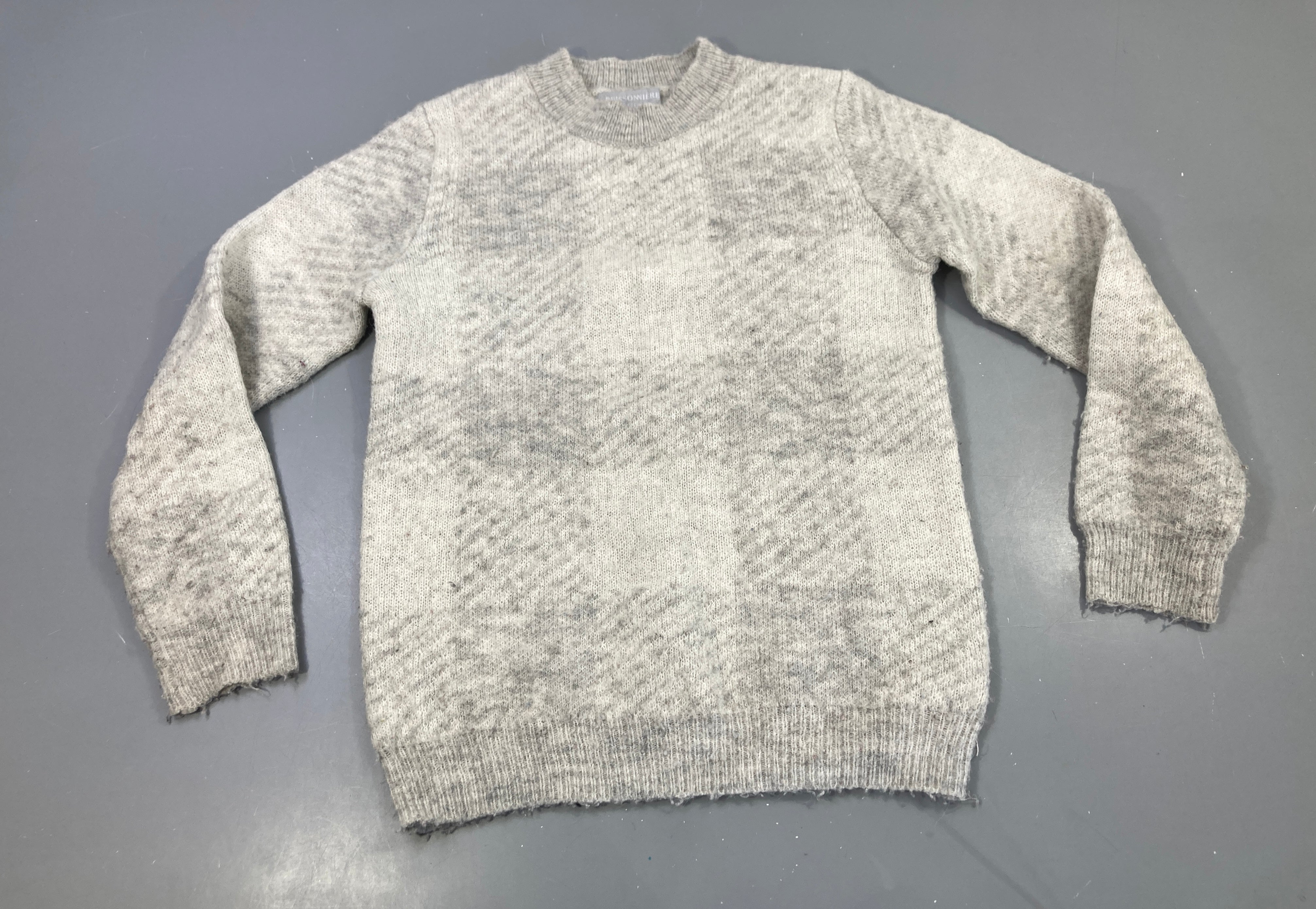 Pull gris chiné Bouloché 10%Laine 10% Alpaga Bas manche légèrement taché
