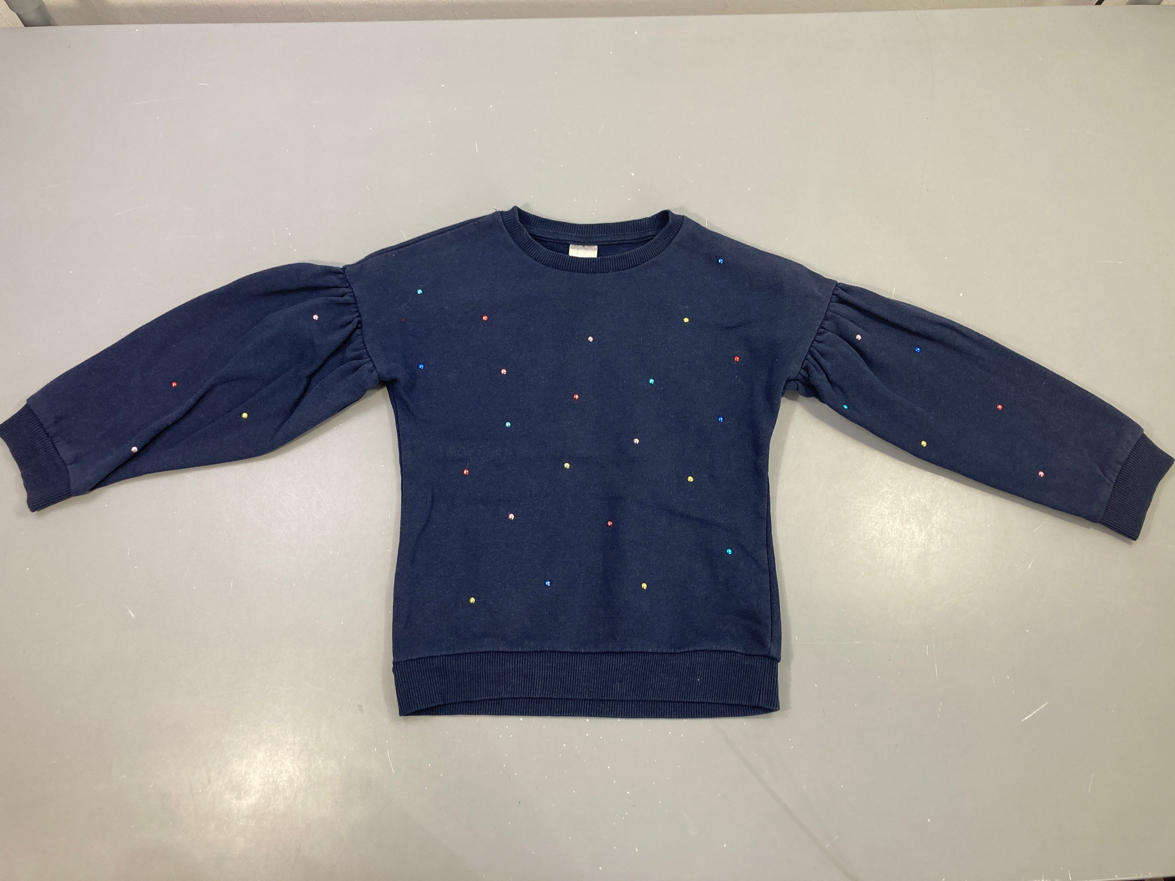 Sweat bleu foncé strass couleurs légèrement bouloché