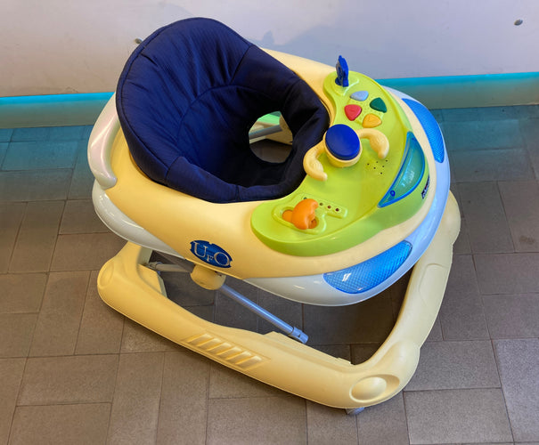 Chicco trotteur jaune avec tablette de jeu son et lumière amovible-Structure plastique sous l'assise fissurée mais n'impacte pas la sécurité, moins cher chez Petit Kiwi