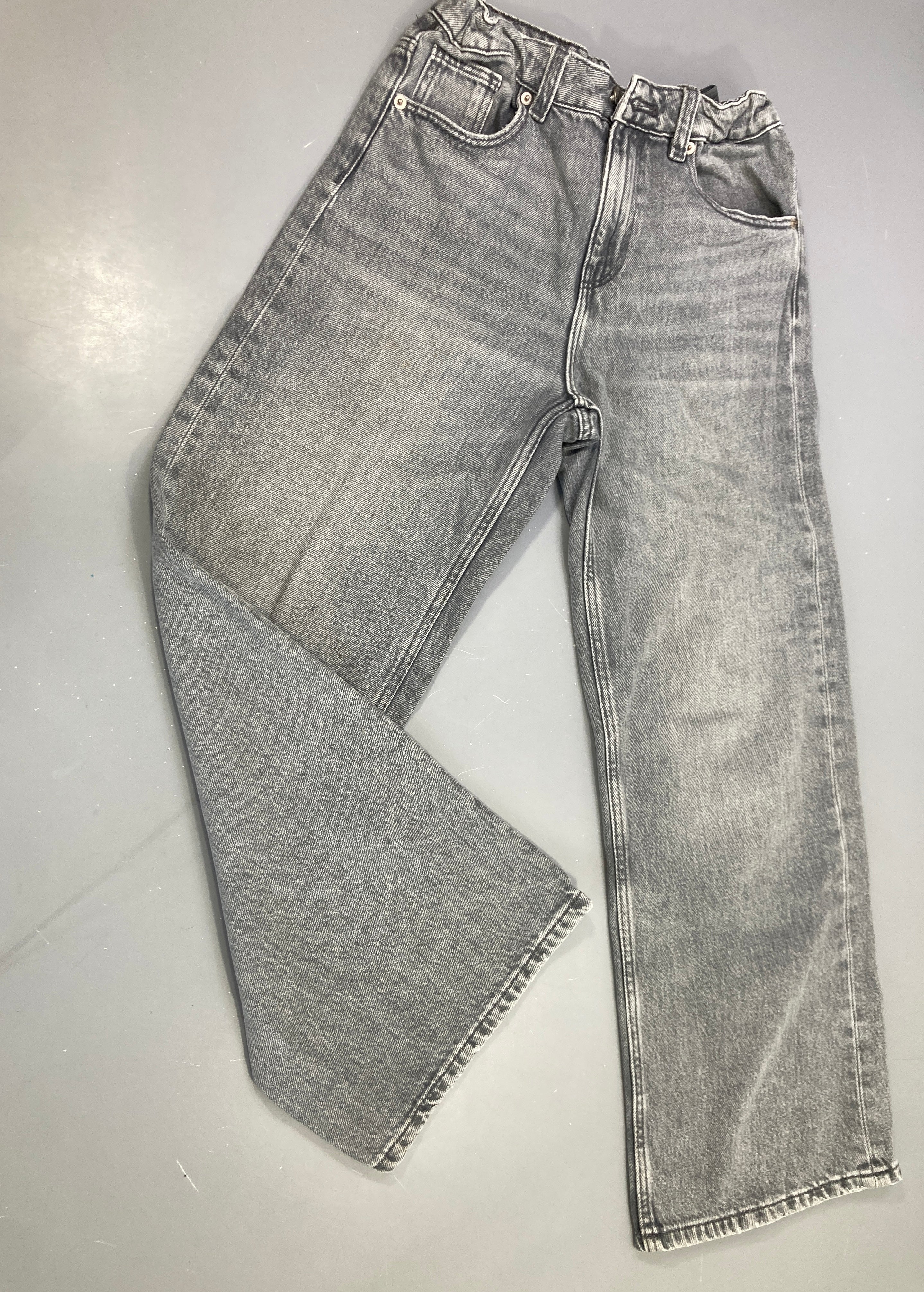 Jeans Staight leg gris clair légère tache jambe D