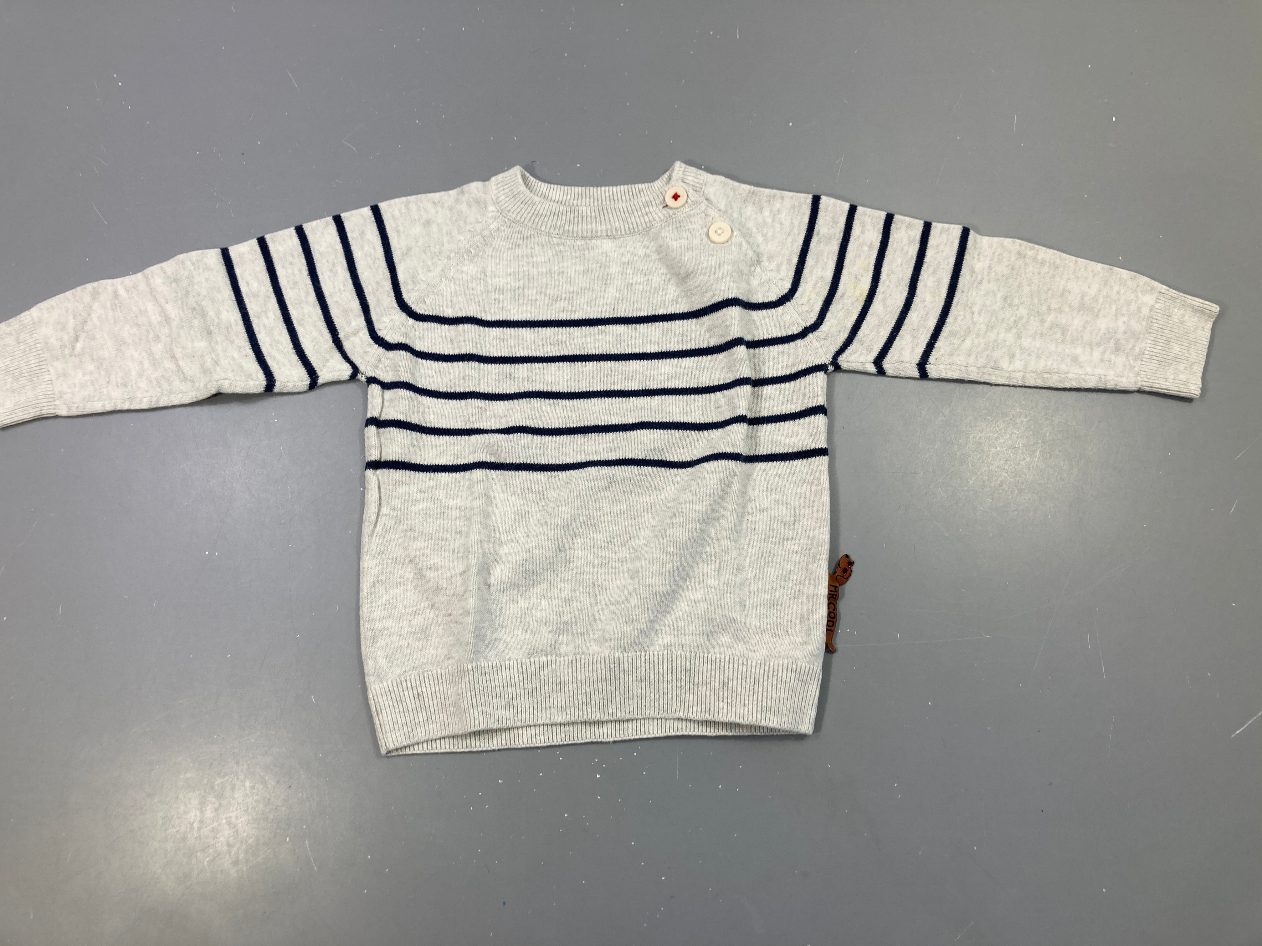Pull gris rayé bleu foncé, tache à la manche