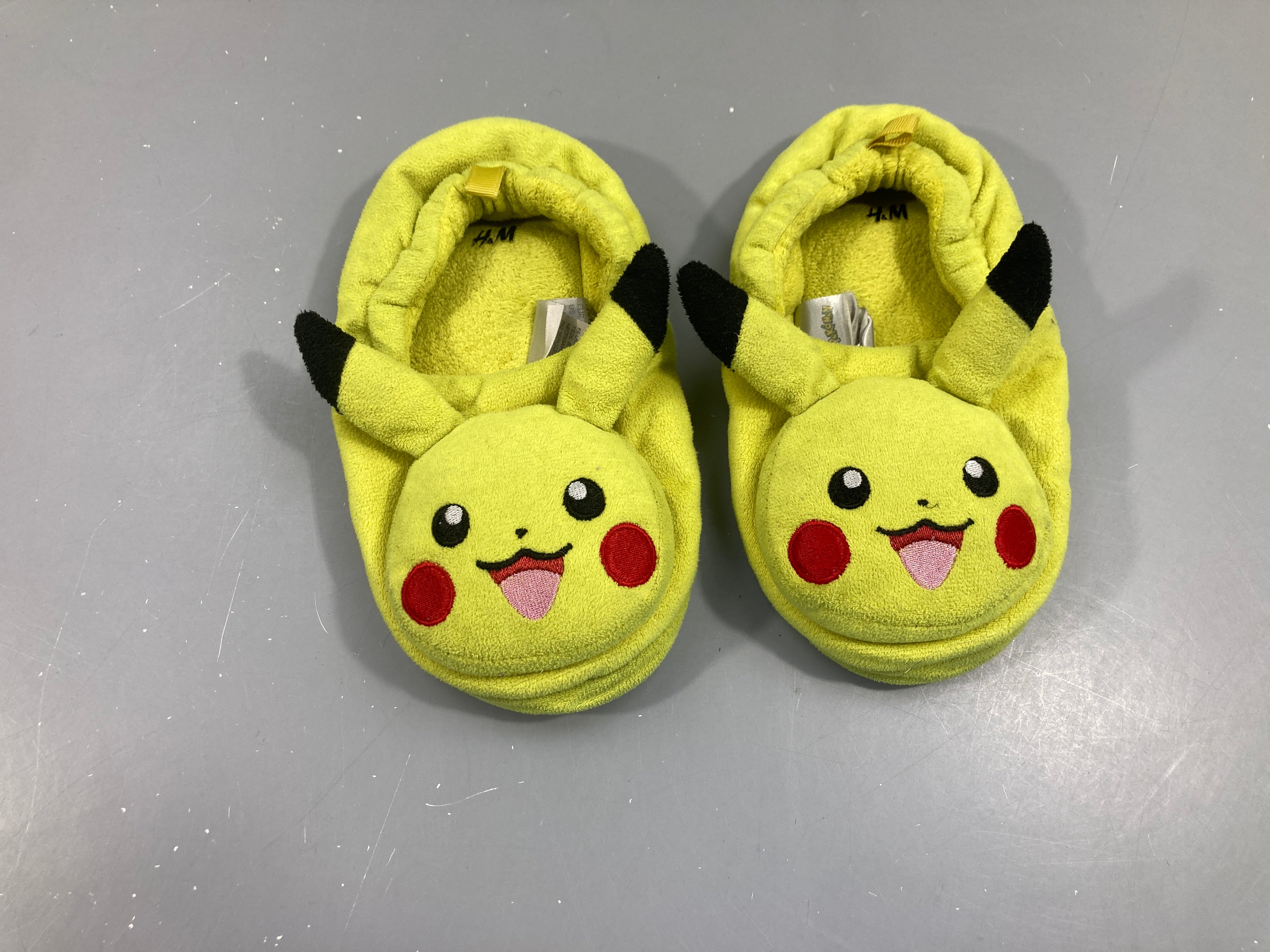 Pantoufles pikachu jaunes, P28-29
