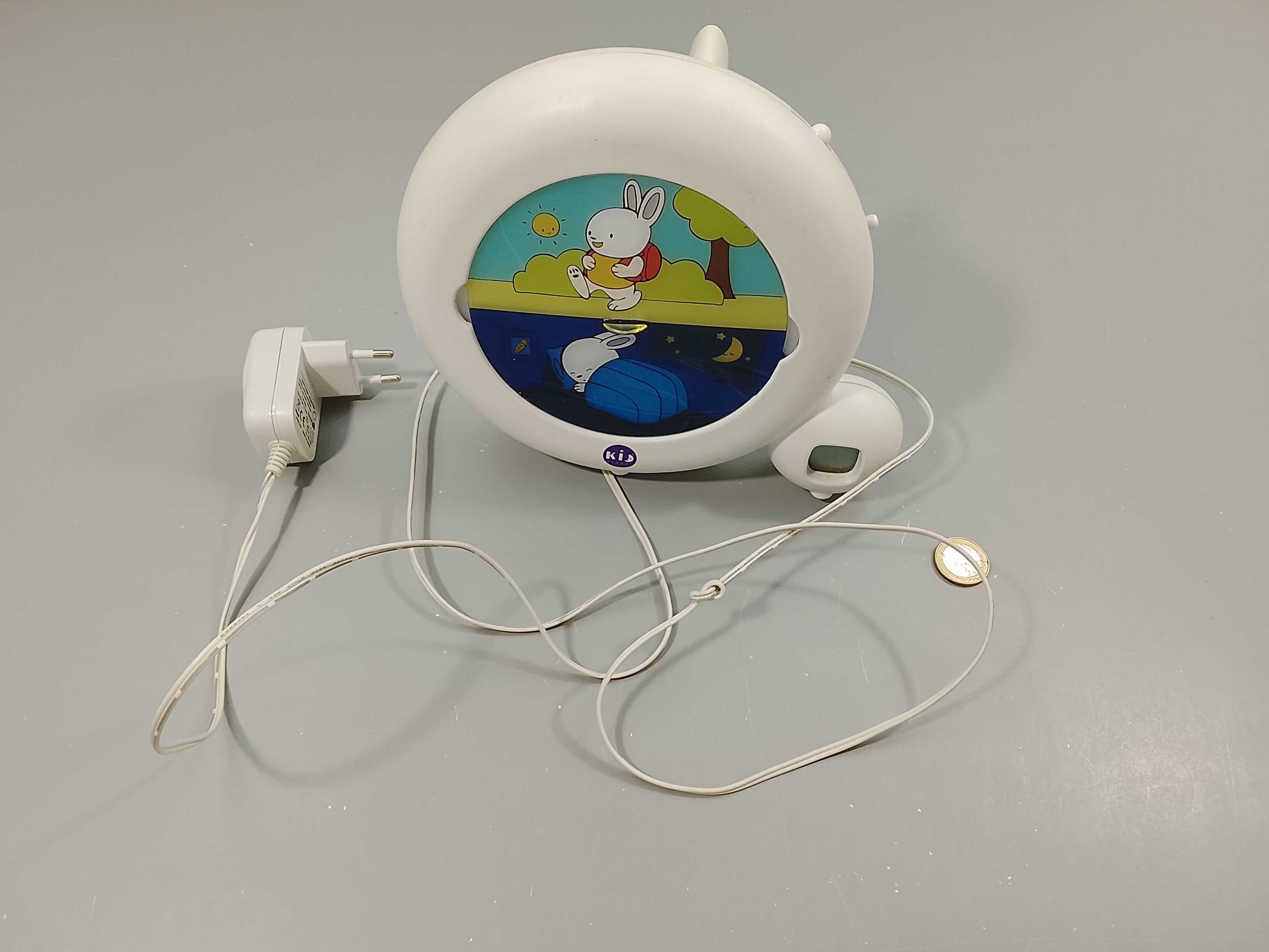 Fonctionne, réveil  Kid Sleep classique. Permet à l'enfant de distinguer l'heure de dormir et l'heure du réveil.
