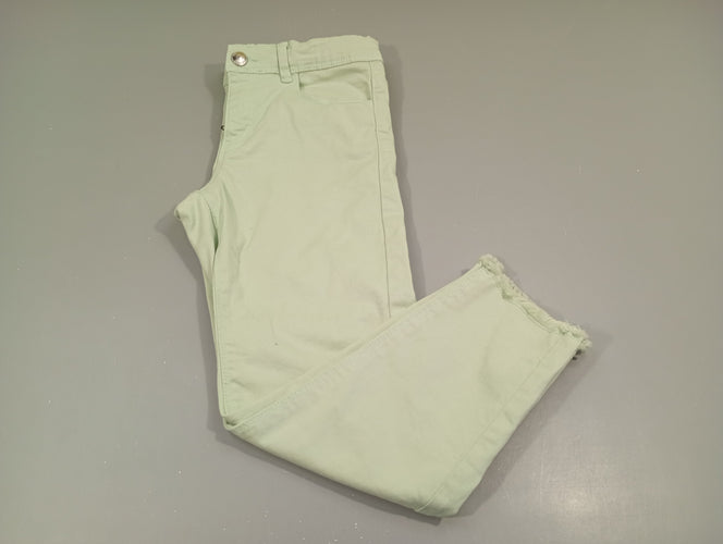 Pantalon denim vert clair, effiloché aux chevilles , petite tache à la jambes gauche, moins cher chez Petit Kiwi