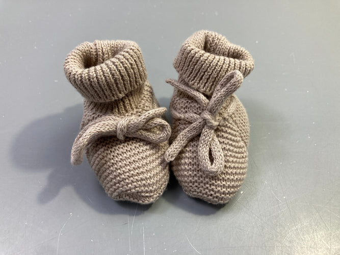 Chaussons naissance tricot beige lacets, moins cher chez Petit Kiwi