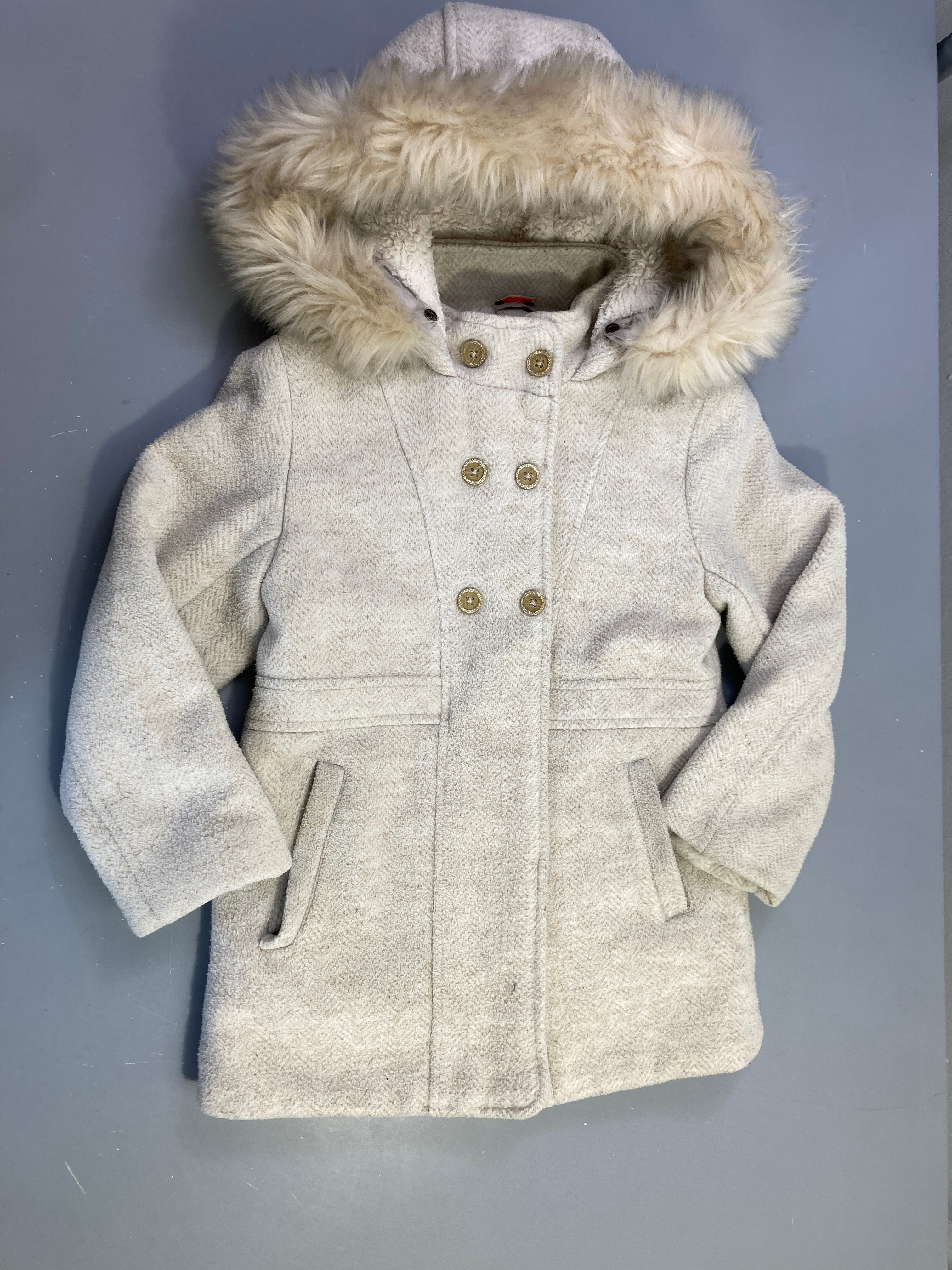 Manteau capuche beige fourrure boutons dorés, doublé peluche, bouloché