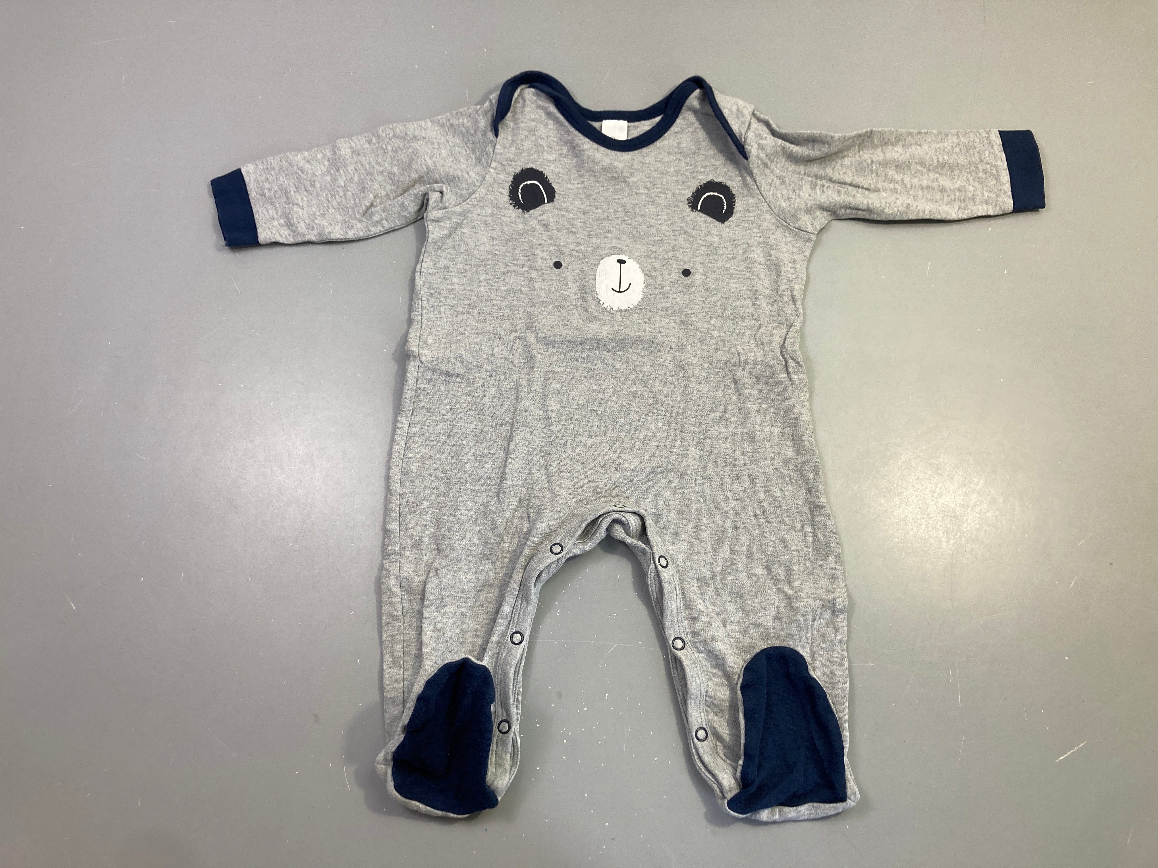 Pyjama jersey gris visage ours bordures marine, légèrement bouloché
